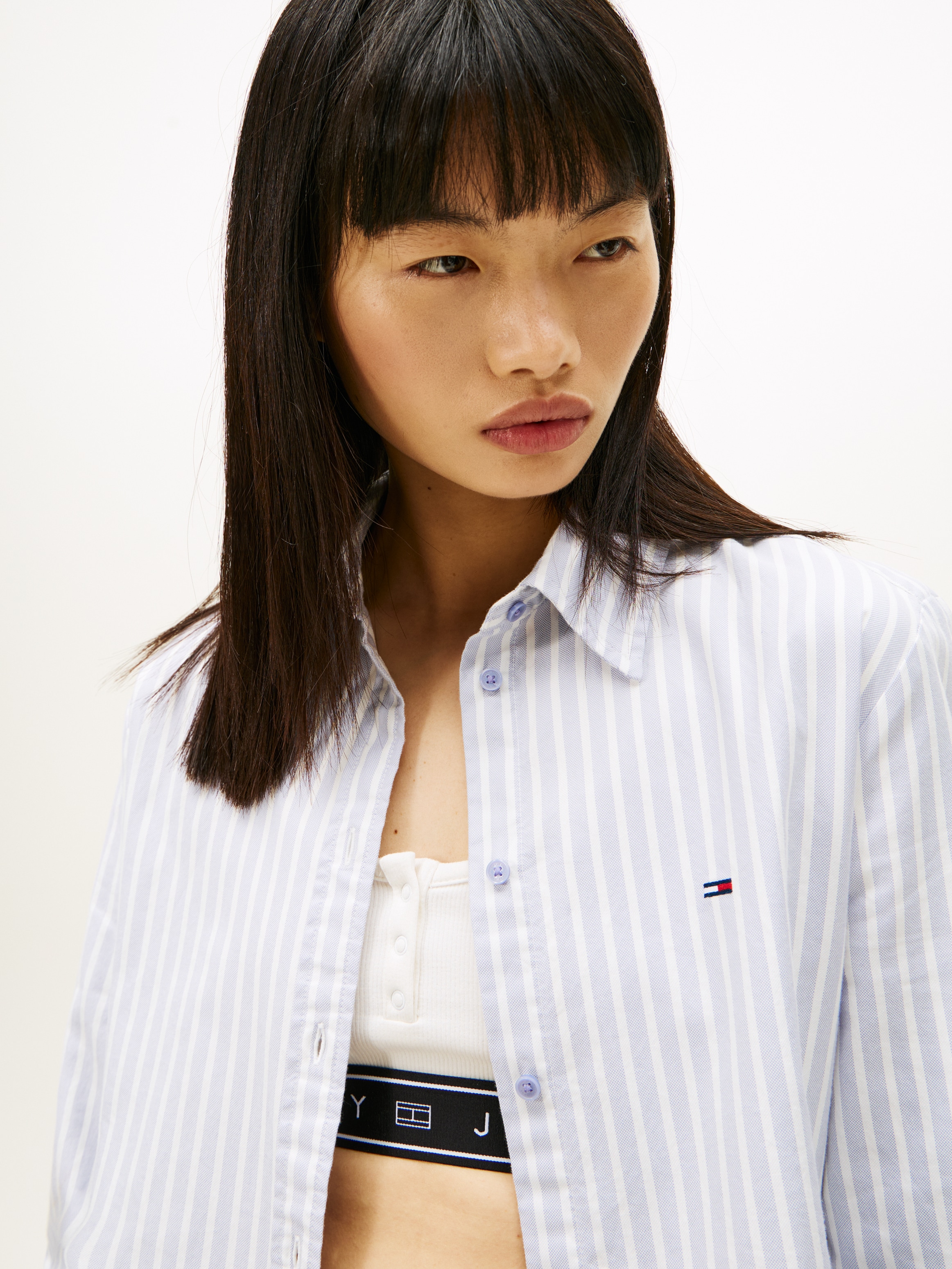 Tommy Jeans Blouse chemise »TJW REG OXFORD SHIRT« mit Logostickerei, abgerundeter Saum