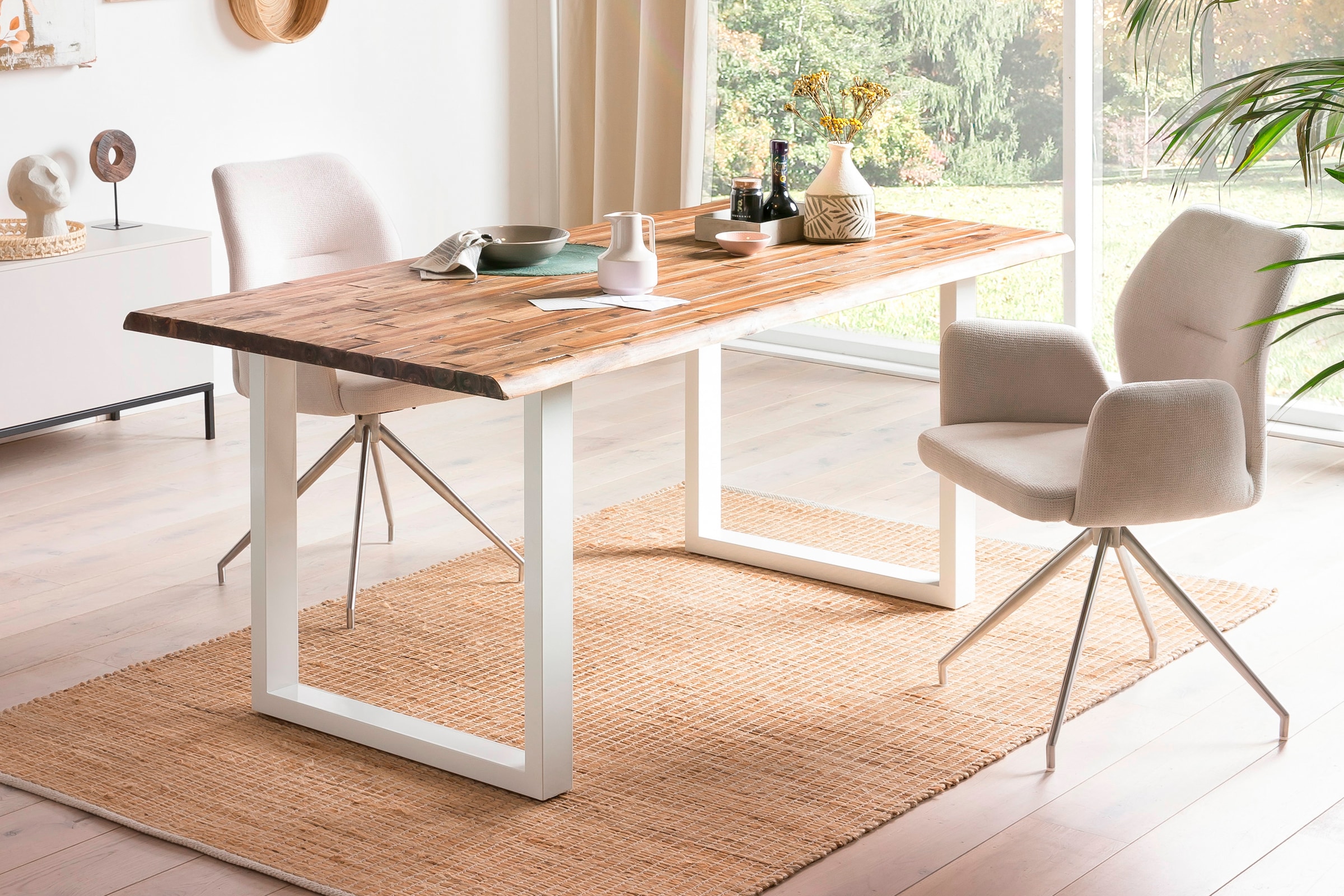 SalesFever Baumkantentisch »Tisch mit Baumkante im Natur-Look« Metall triff Akazie