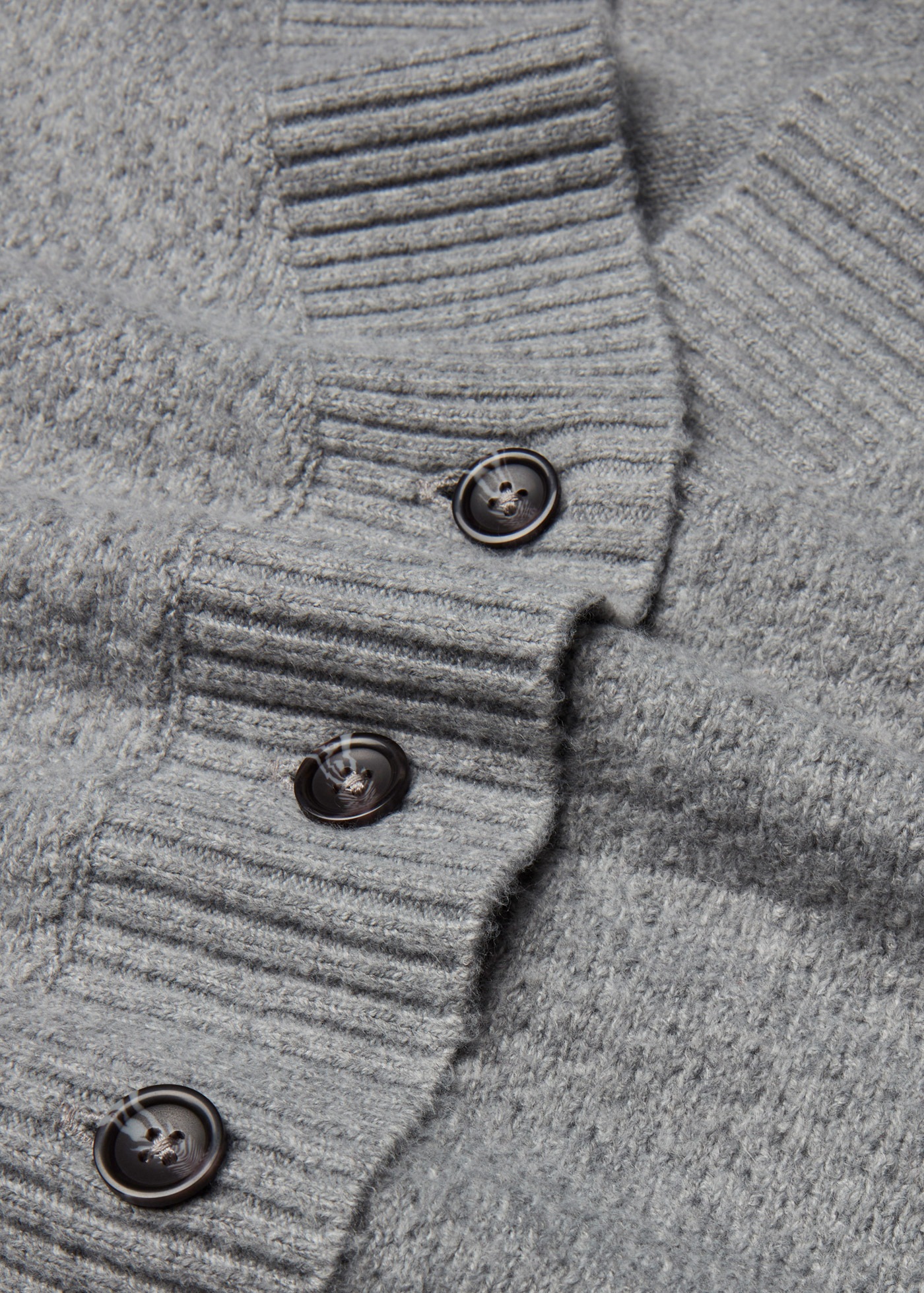 bonprix Strickweste »Strickweste mit Zopfmuster« aus Polyester und Elasthan, bequeme Passform, mit Zopfmuster