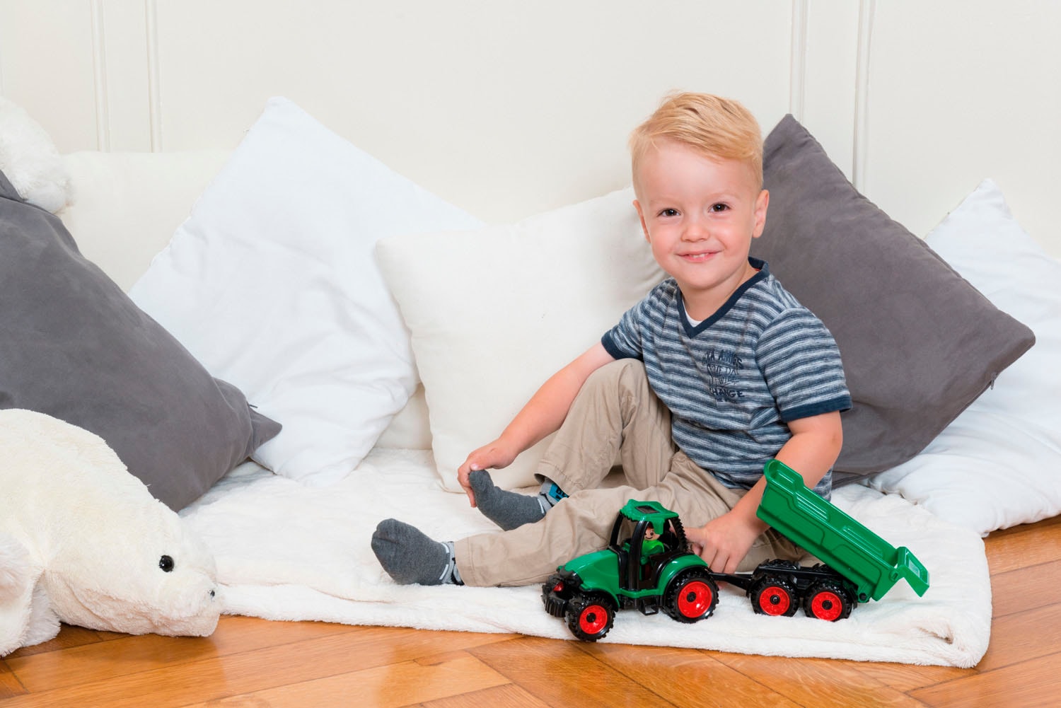 Lena® Tracteur jouet »Truckies« mit Anhänger; inklusive Spielfigur; Made in Europe