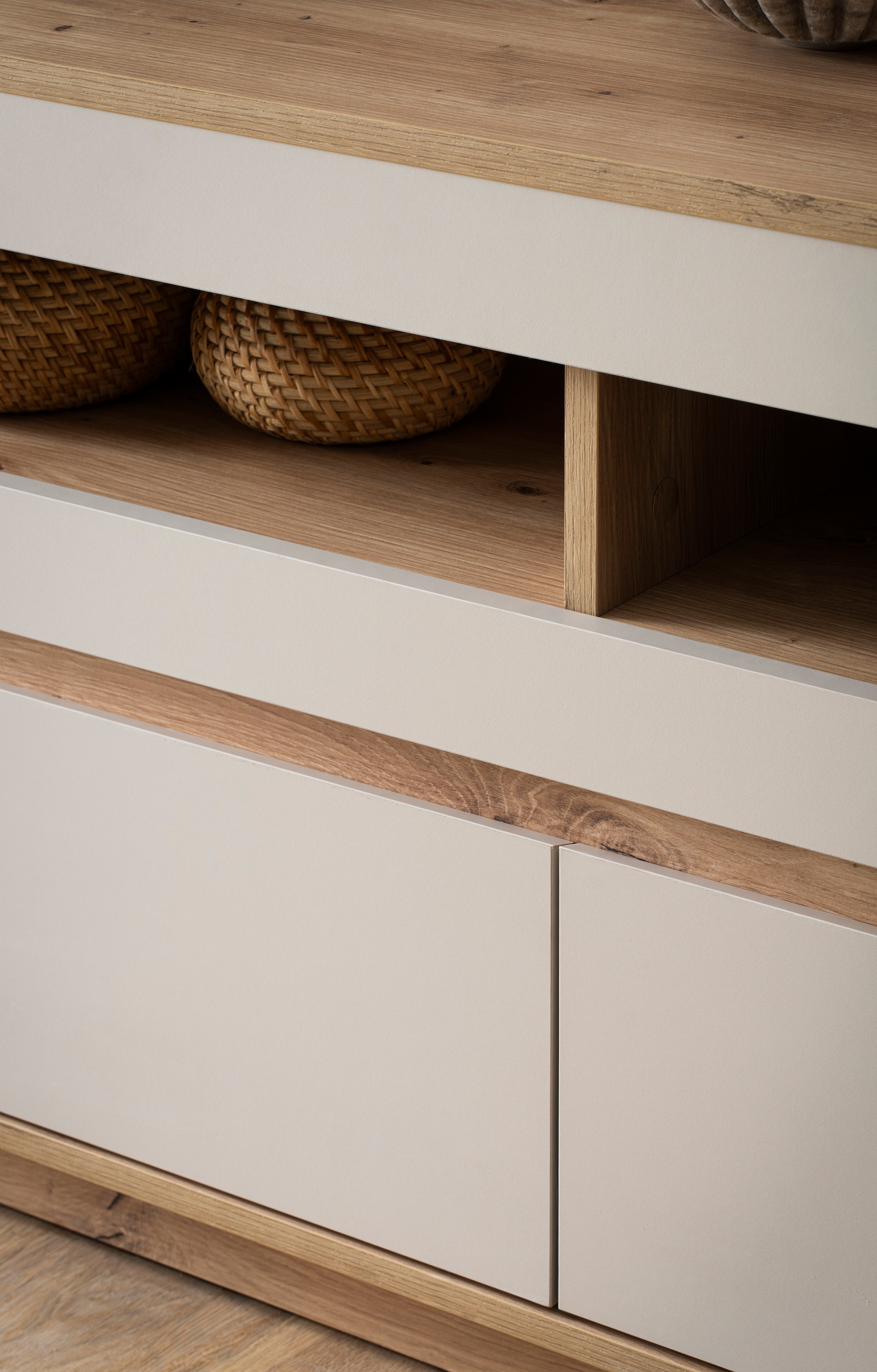 Home affaire Table basse »Sonora, moderner TV-Unterschrank, Kommode in Eiche Artisan, TV-Schrank« filigrane Rahmenoptik, ausreichend Stauraum, vielseitig einsetzbar