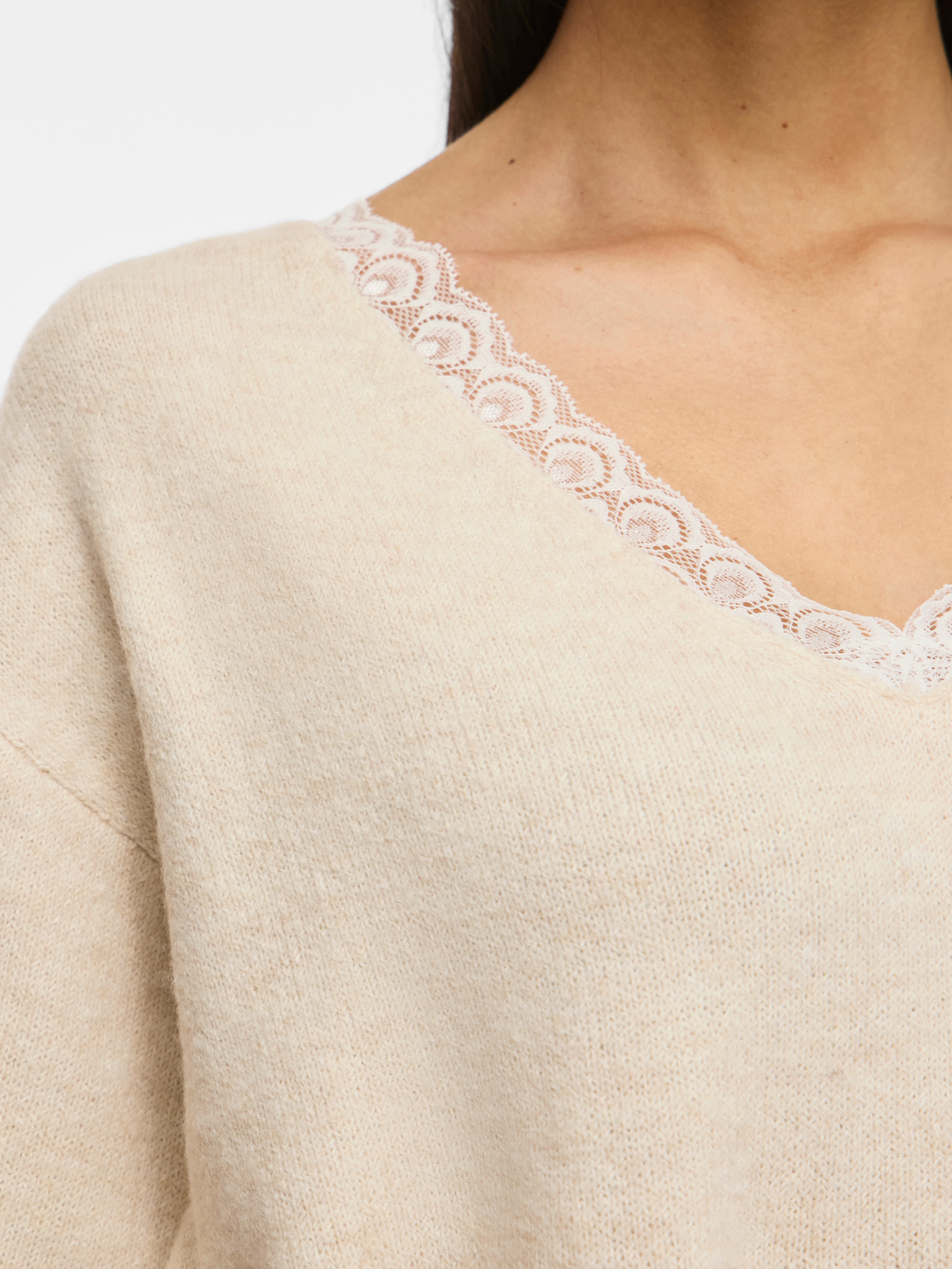 Vila Pull col V »VILIGA L/S V-NECK REV LACE KNIT TOP-NOOS« Mélange de matériaux, détail en dentelle, coupe régulière