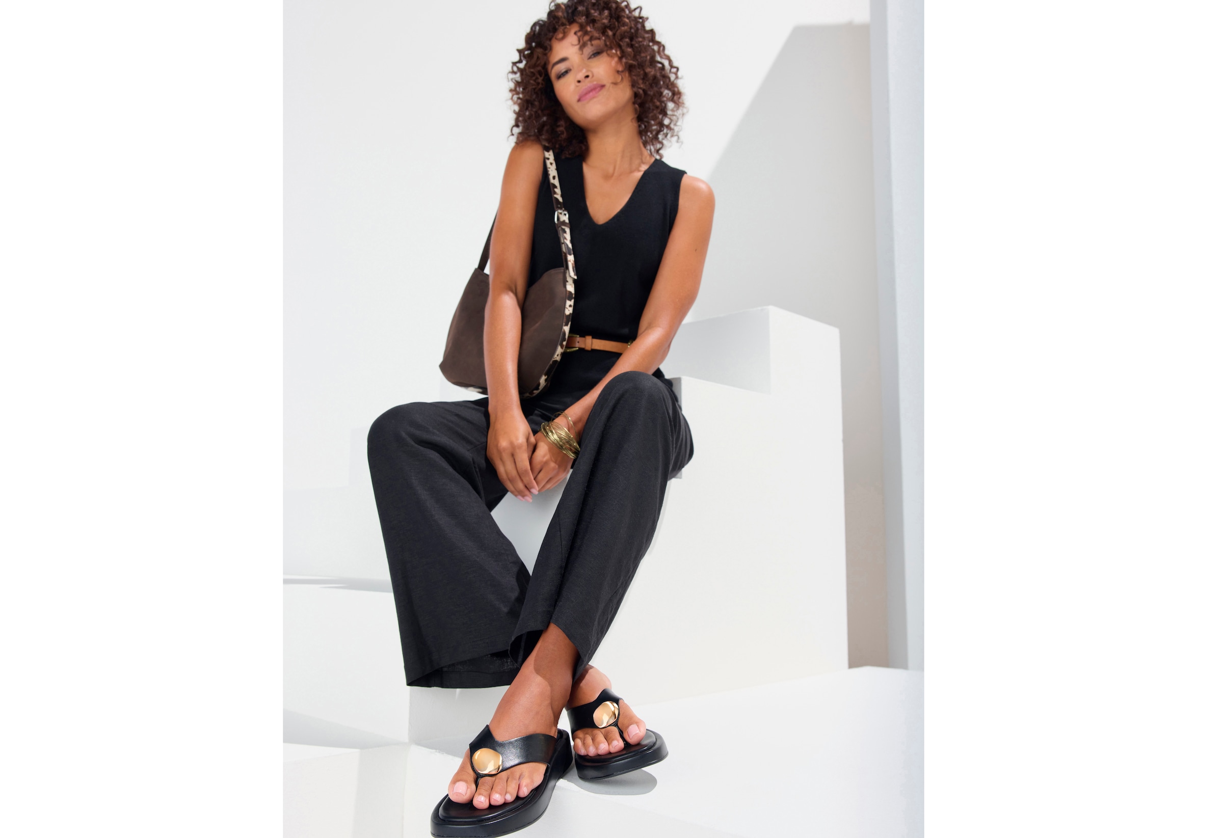 French Connection Zehentrenner »Sandale, Pantolette, offener Schuh, Sommerschuhe«  NEU mit goldfarbenem Schmuckelement und bequemer Sohle VEGAN