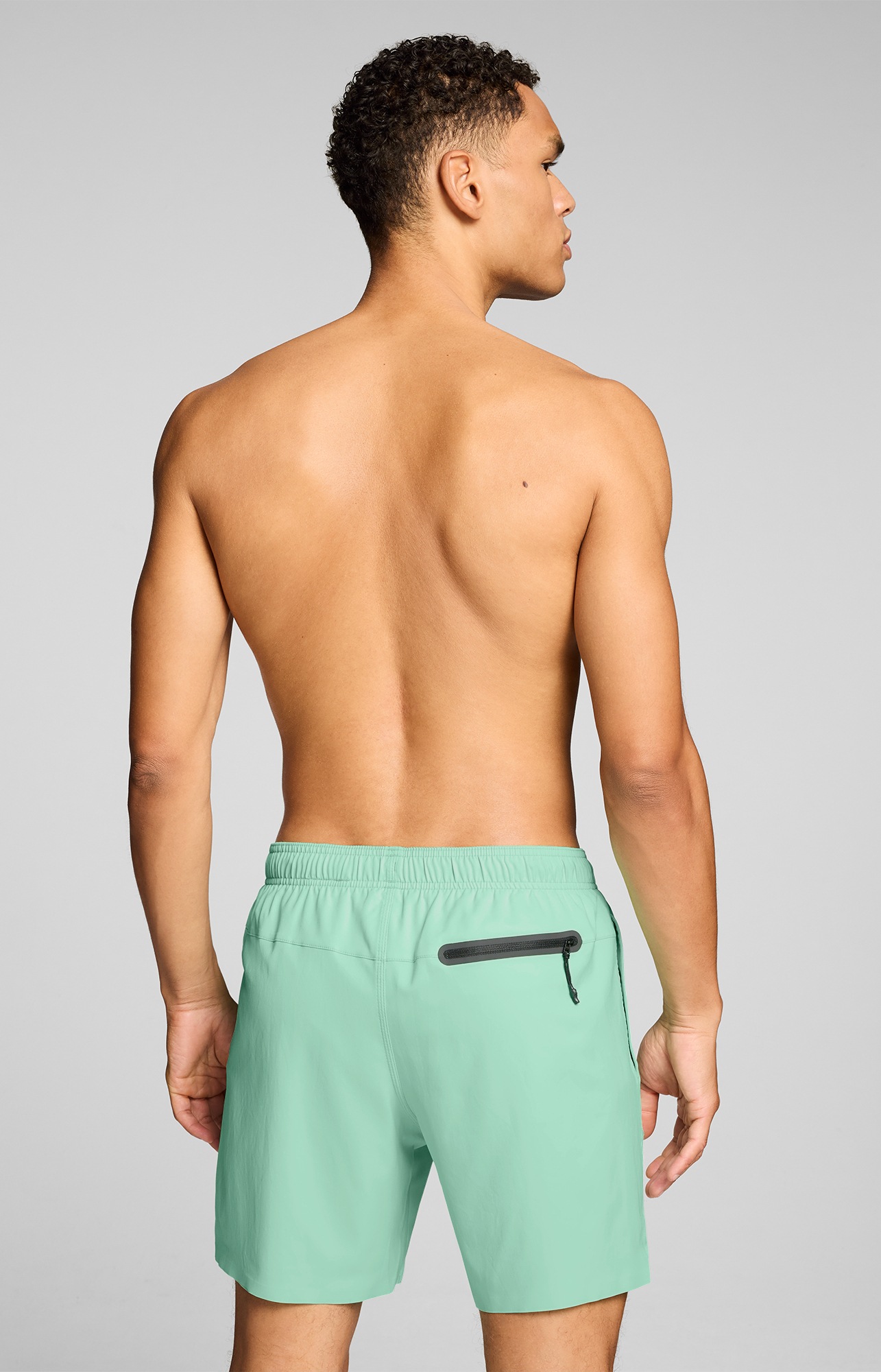 PUMA Badeshorts »PUMA SWIM MEN MID SHORTS 1P« High-Tech Reissverschluss an der Gesässtasche, Seitentaschen