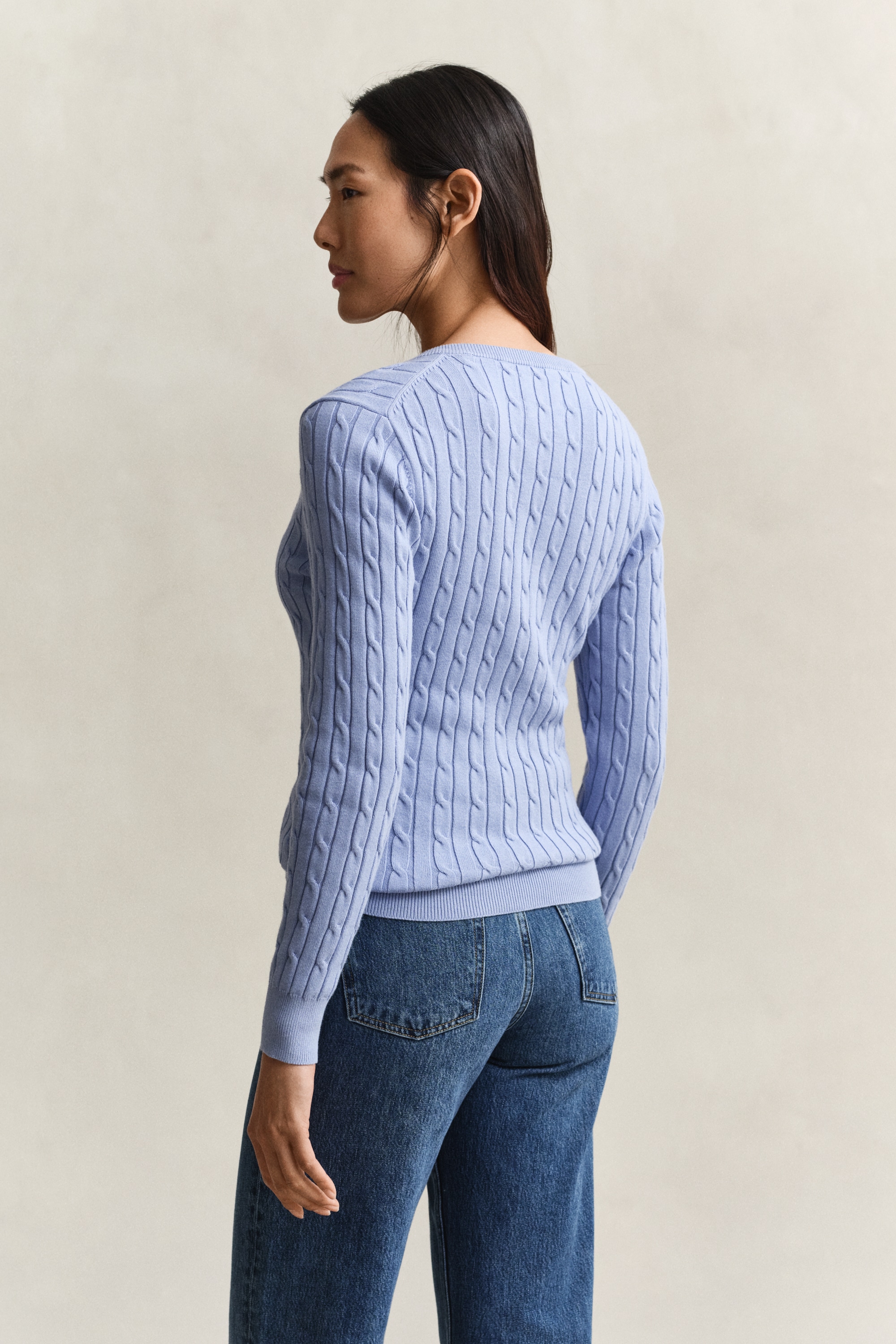 Gant Strickpullover »STRETCH COTTON CABLE V-NECK« mit Logostickerei auf der Brust