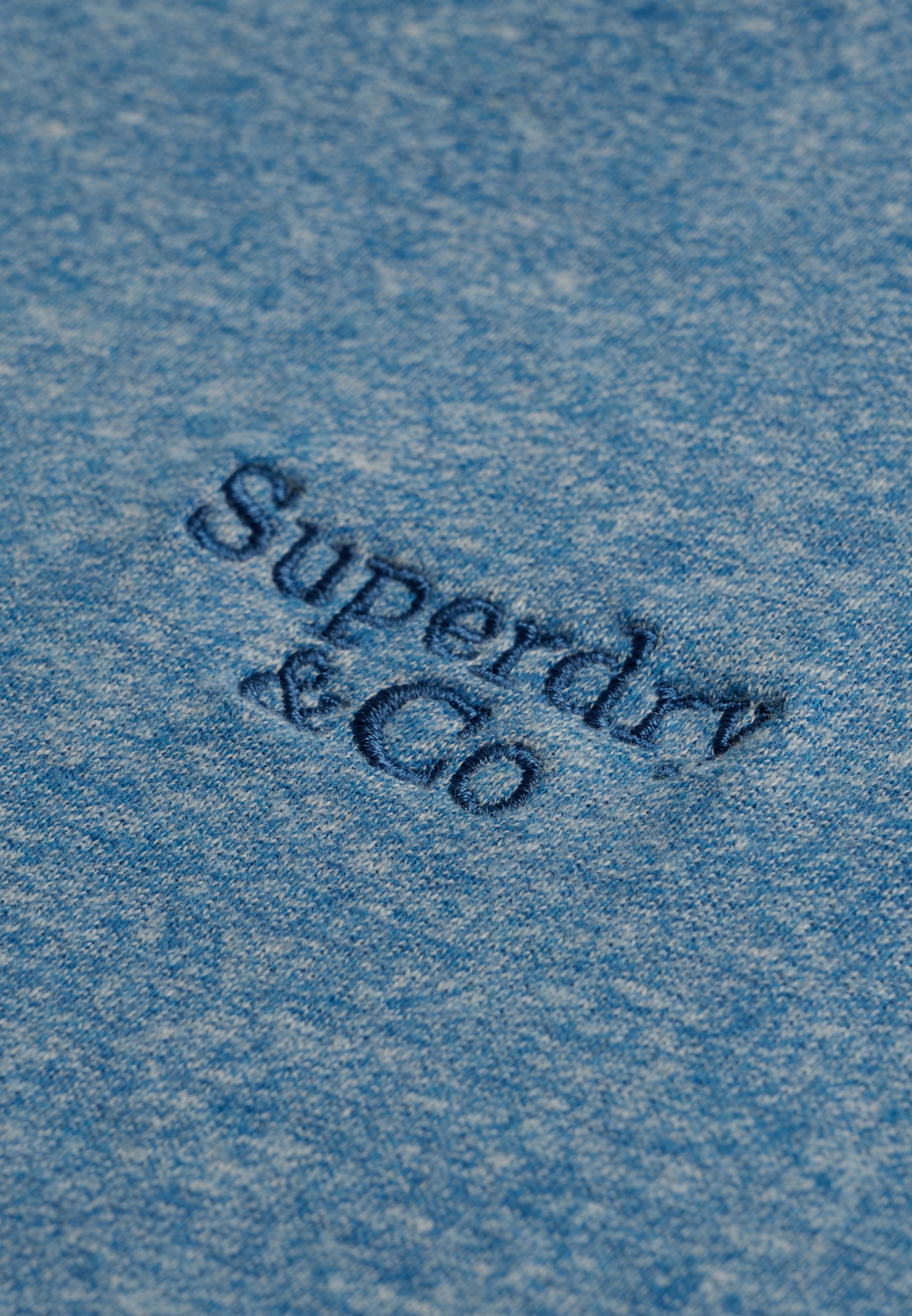 Superdry Shirt à col rond »ESSENTIAL SERIF LOGO EMB TEE« coton, coupe régulière