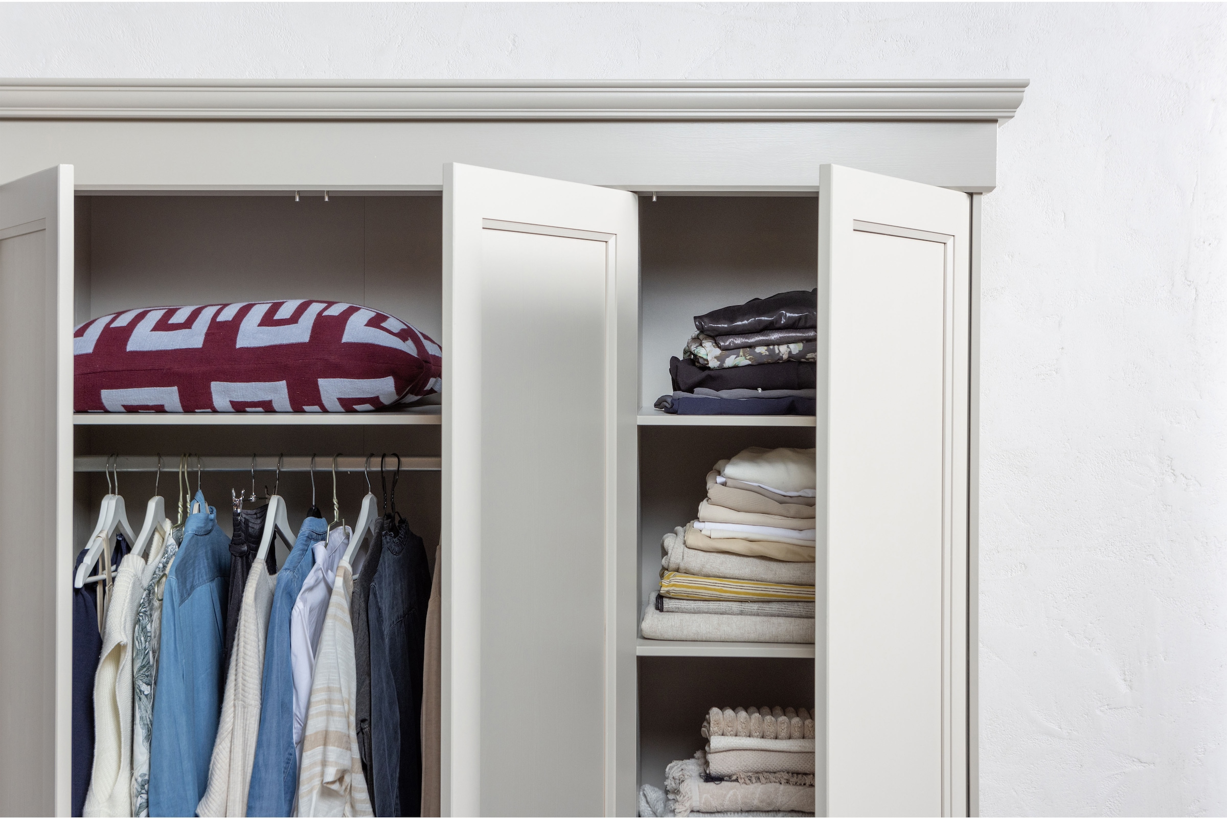 WOOOD Armoires à vêtements »Olivia FSC®-Kiefernholz mit Hängebereich, H 212 x B 171 x T 63 cm« capacité de charge 10 kg par étagère, options d'étagères disponibles