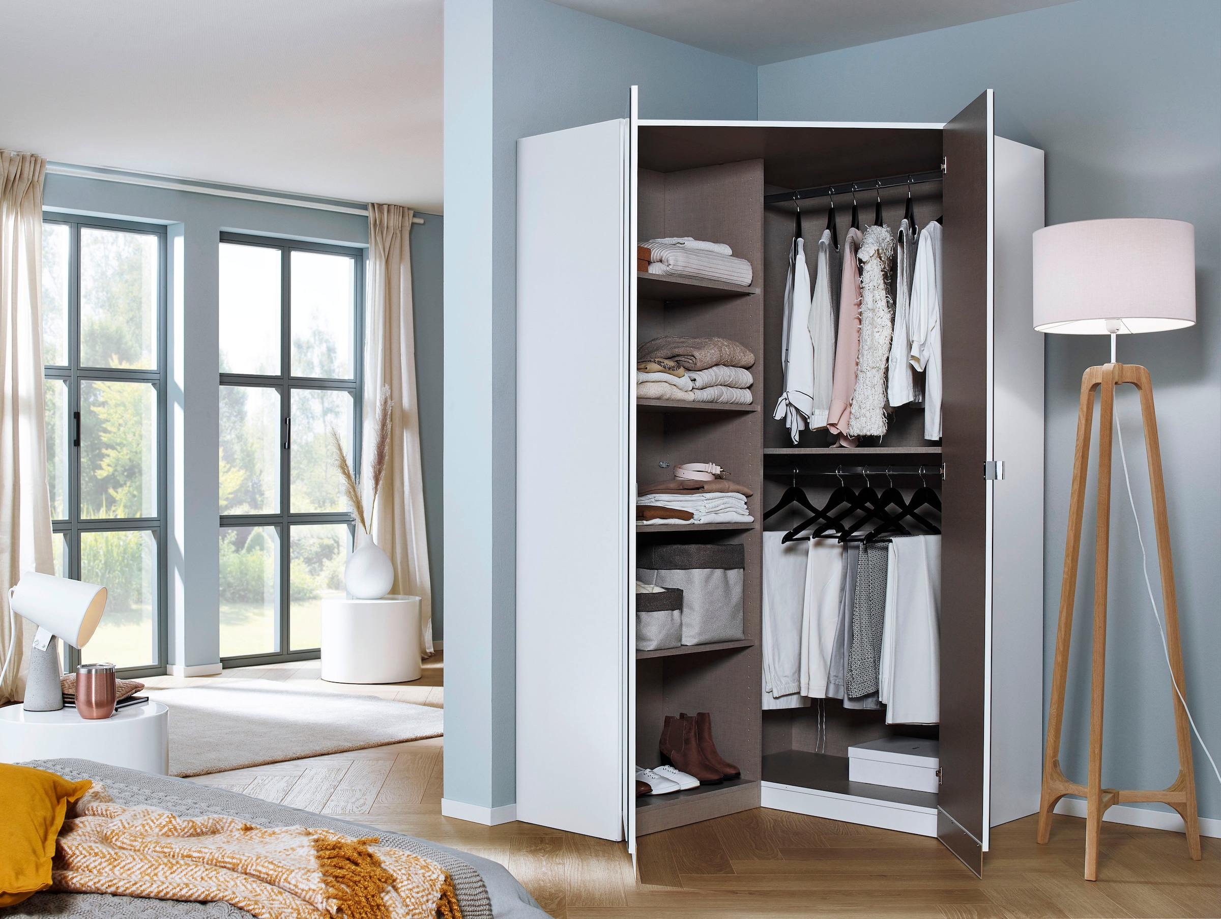 rauch Eckkleiderschrank »Kleiderschrank Schrank Garderobe Garderobenschrank Eckschrank HOMBURG« Schenkelmass: 117x104 cm, Höhe: 197 cm,  voll aufgelegter Spiegel, Vollausstattung viel Platz MADE IN GERMANY
