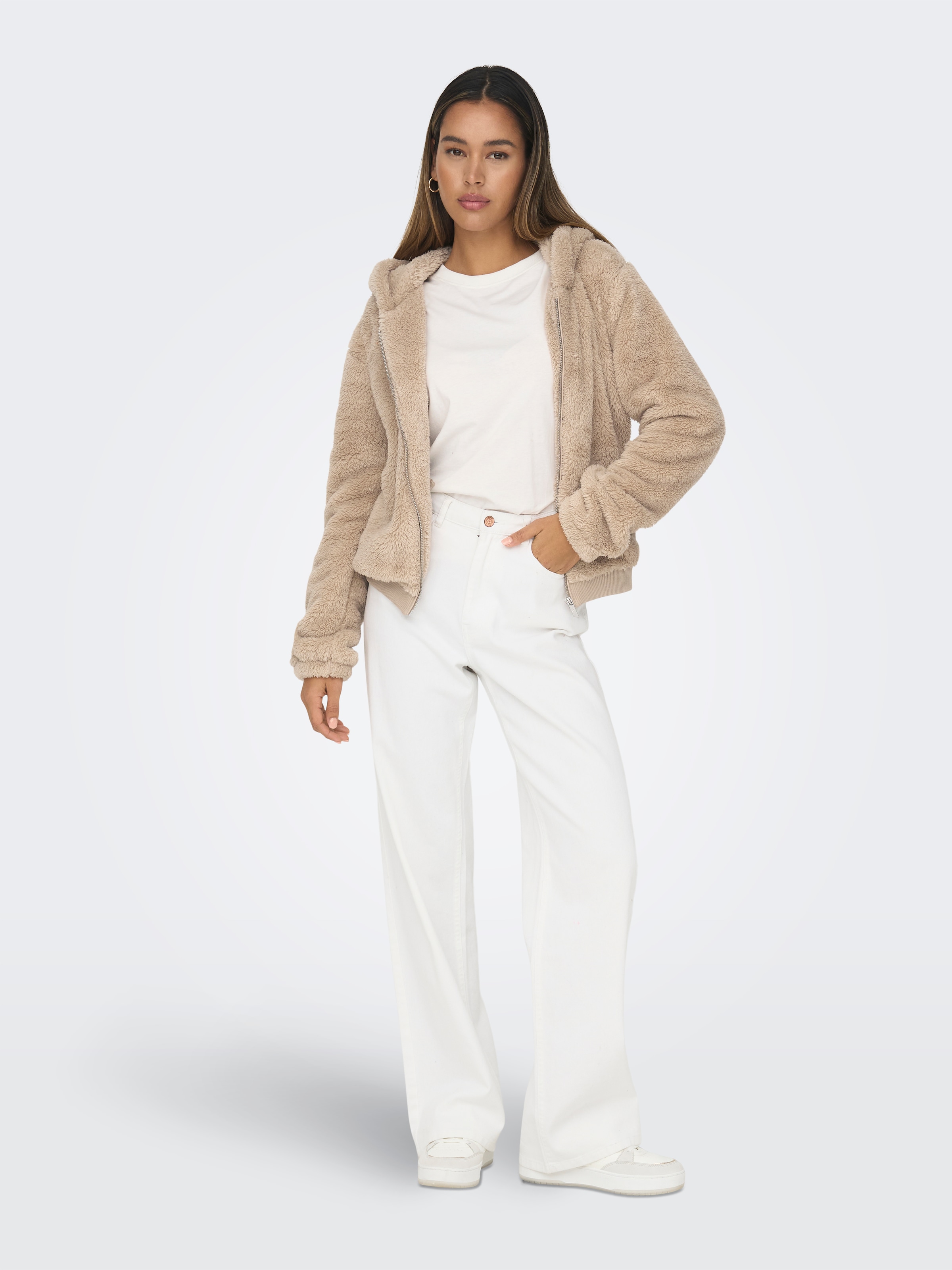 ONLY Veste à capuche en peluche »ONLNEWANNA CONTACT SHERPA JKT OTW NOOS« avec capuche fibre synthétique