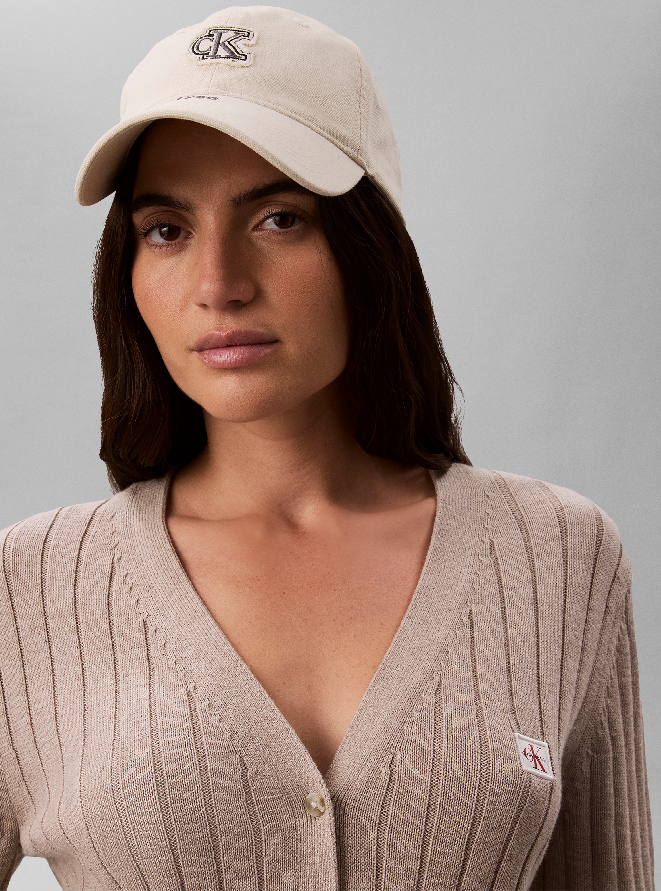 Calvin Klein Jeans Pull col V »WOVEN LABEL CARDIGAN« coupe régulière avec col en V