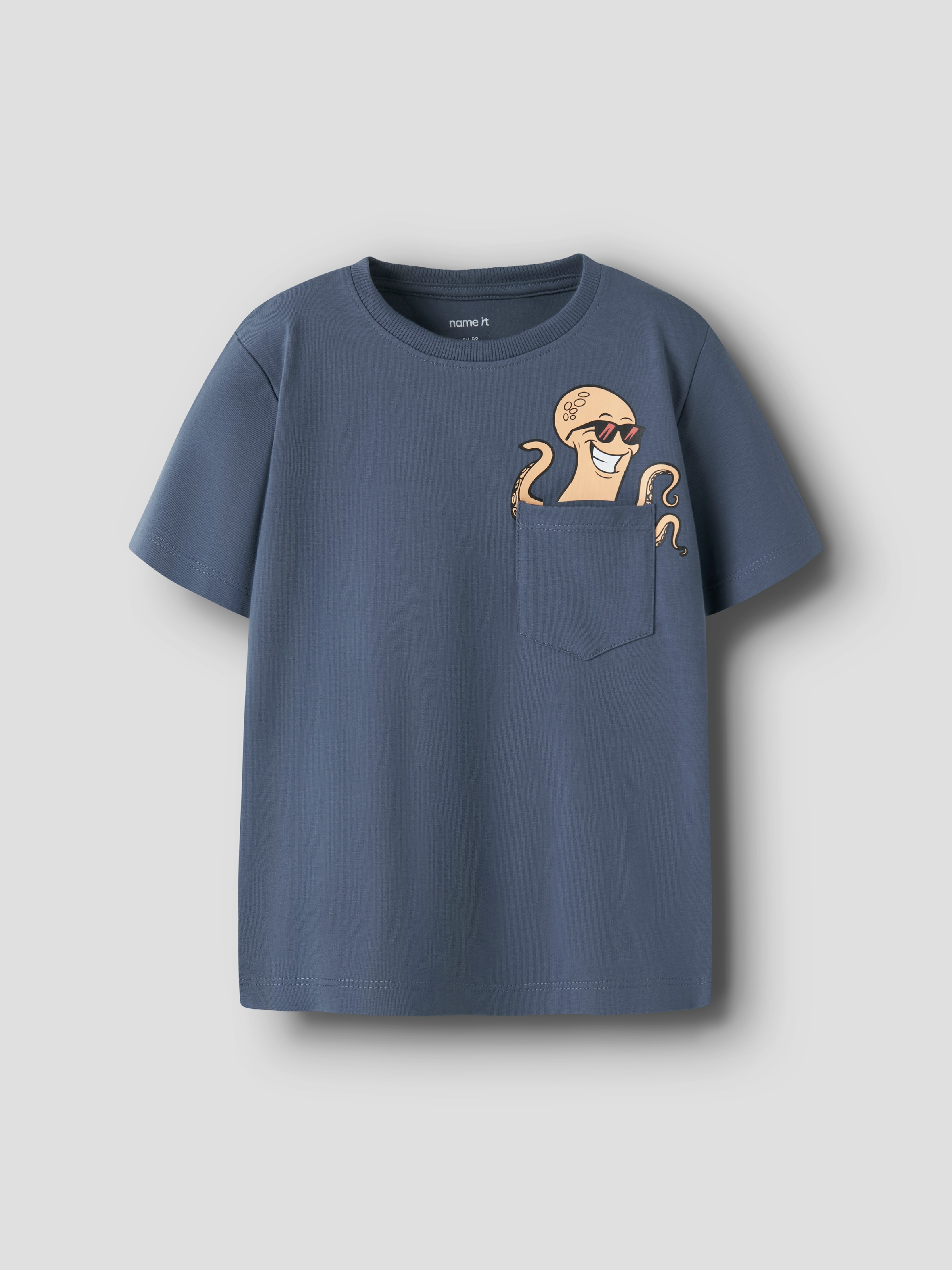 Name It T-shirt »NMMFIKZ SS NREG TOP BOX« avec petite poche poitrine appliquée