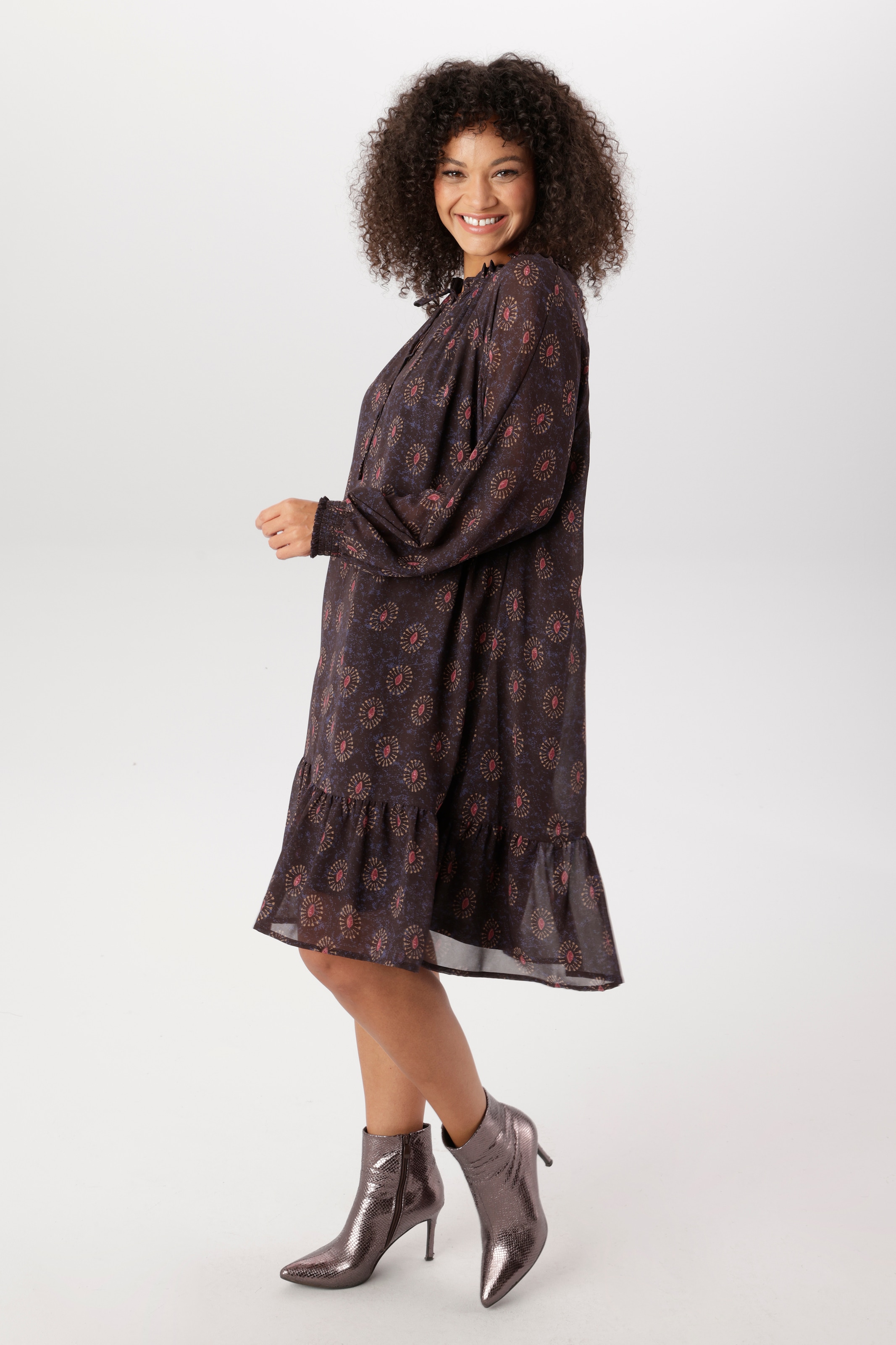 Aniston PLUS Robe en mousseline de soie avec volant à l’ourlet - NOUVELLE COLLECTION