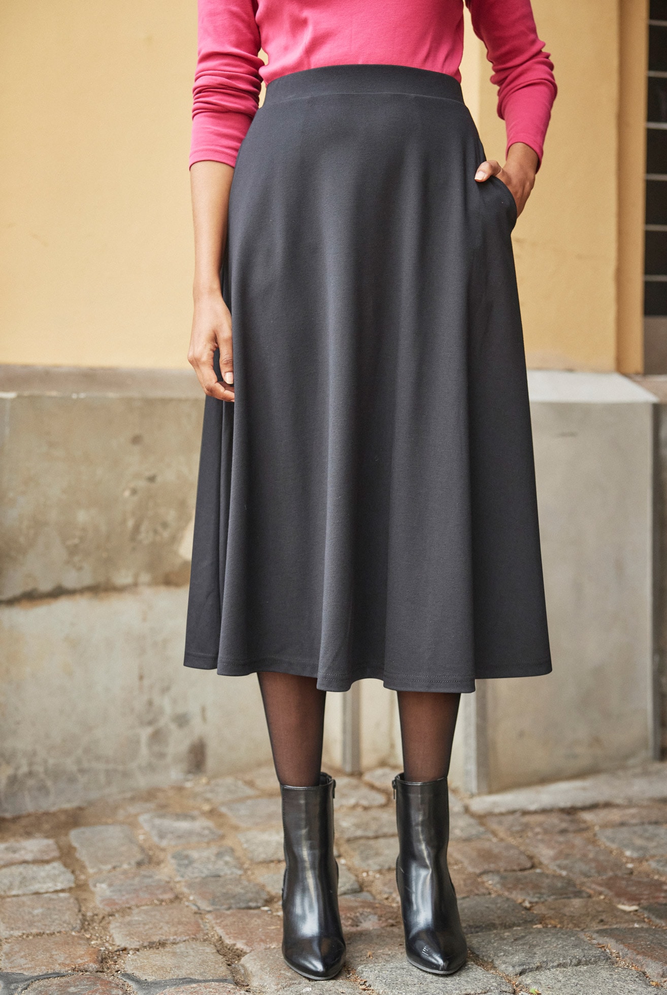 bonprix Jupe midi en mélange de matériaux doux, coupe évasée