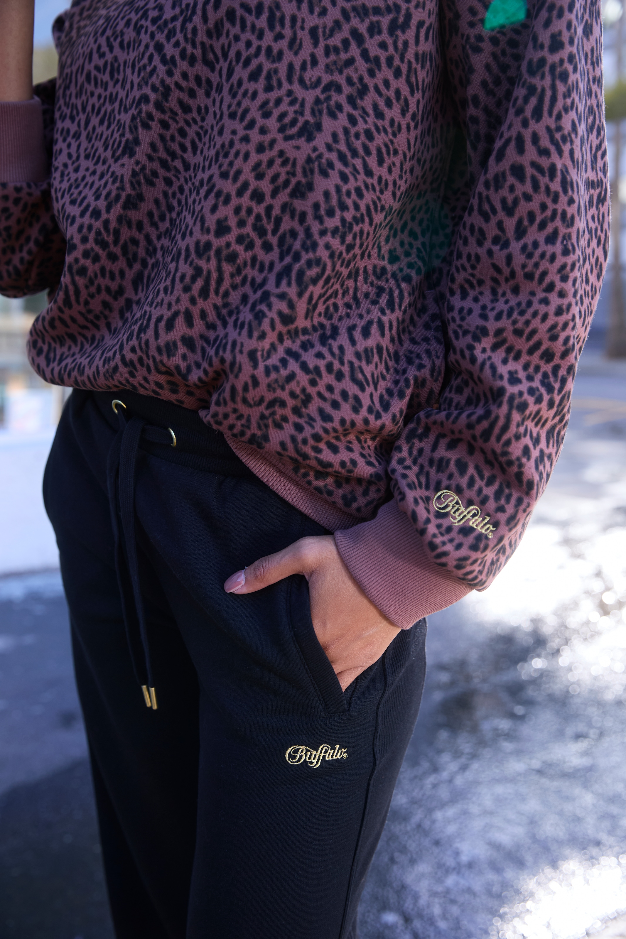 Buffalo Sweathose  mit aufwendiger Logostickerei