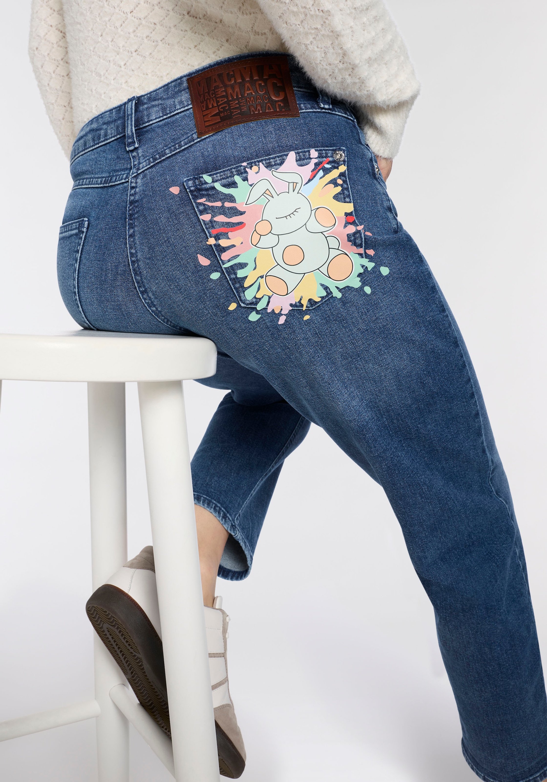 MAC 5-Pocket-Jeans »STRAIGHT rabbit« Plakativer Druck auf der Gesässtasche