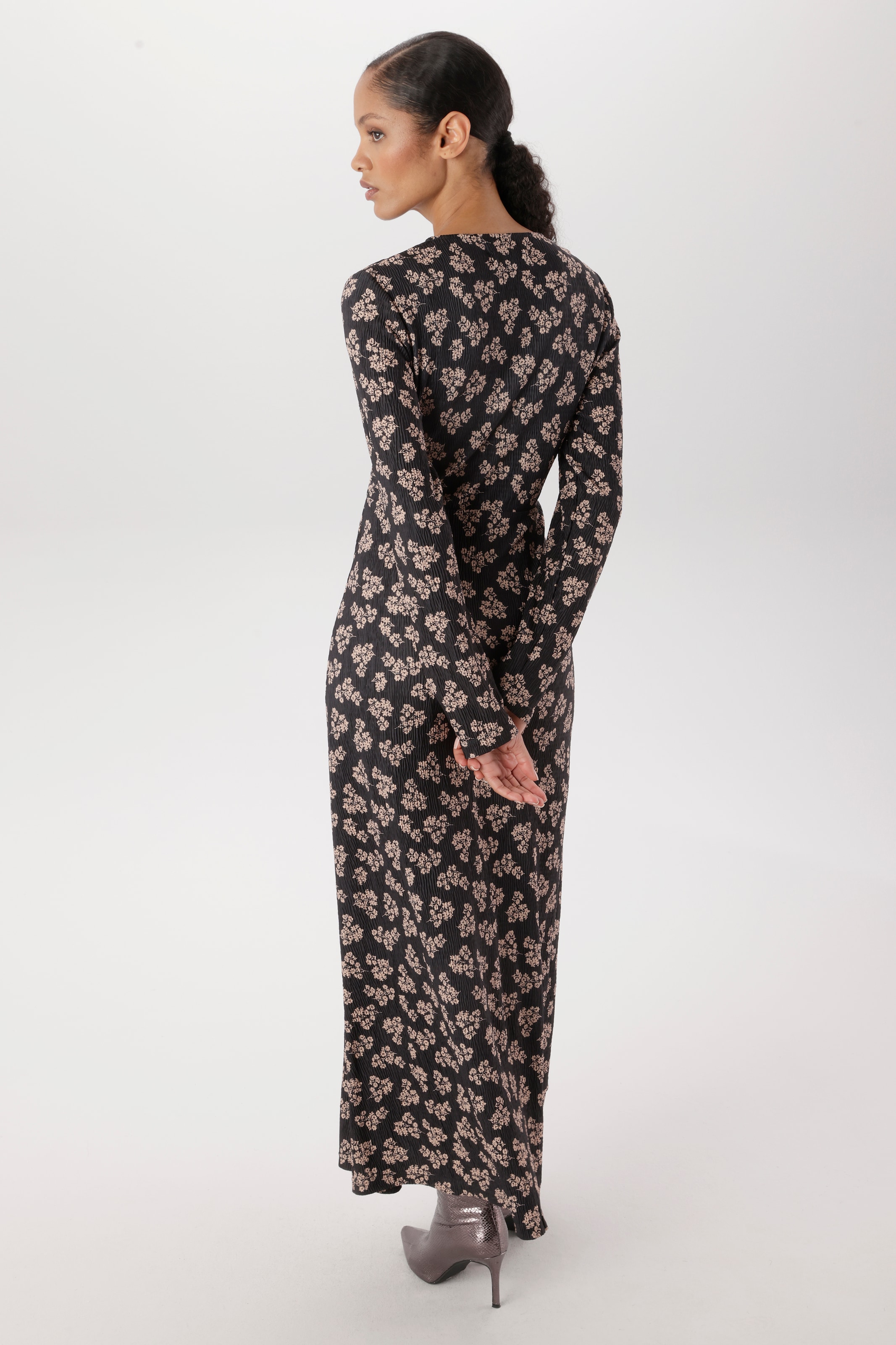 Aniston SELECTED Jerseykleid plissierter Jerseyware und geknotete Wickeloptik - NEUE KOLLEKTION