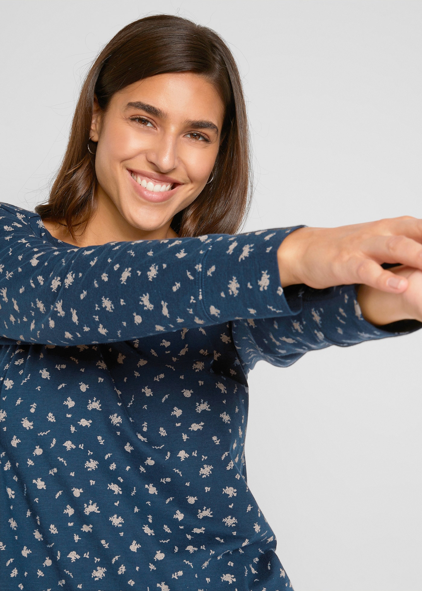 bonprix T-shirt à manches longues »Langarmshirt, bedruckt« lockere Passform, mit All-Over Print, mit eckigem Ausschnitt