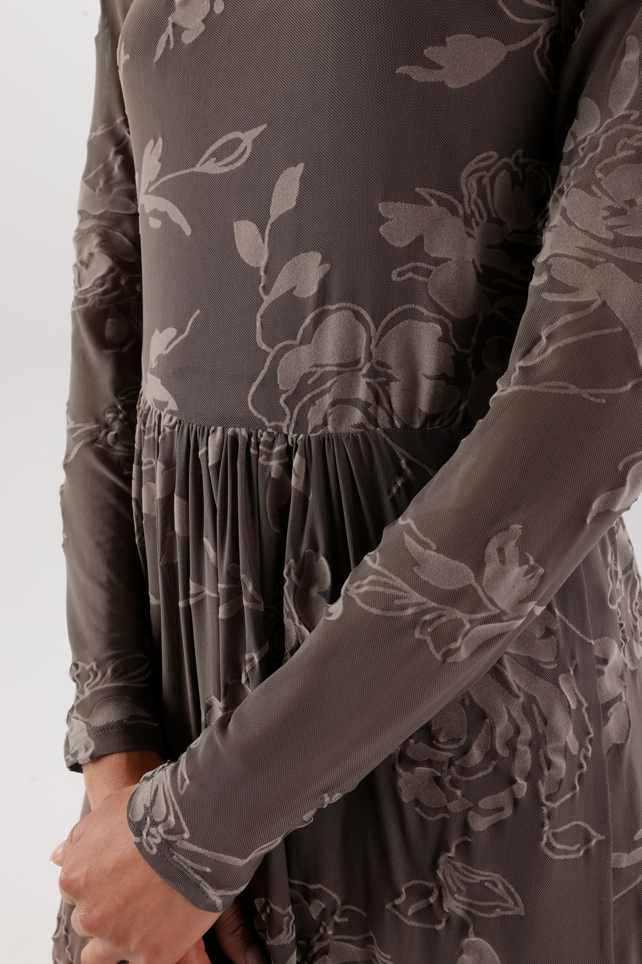 Aniston SELECTED Robe midi en aspect burnout floral et qualité mesh - NOUVELLE COLLECTION