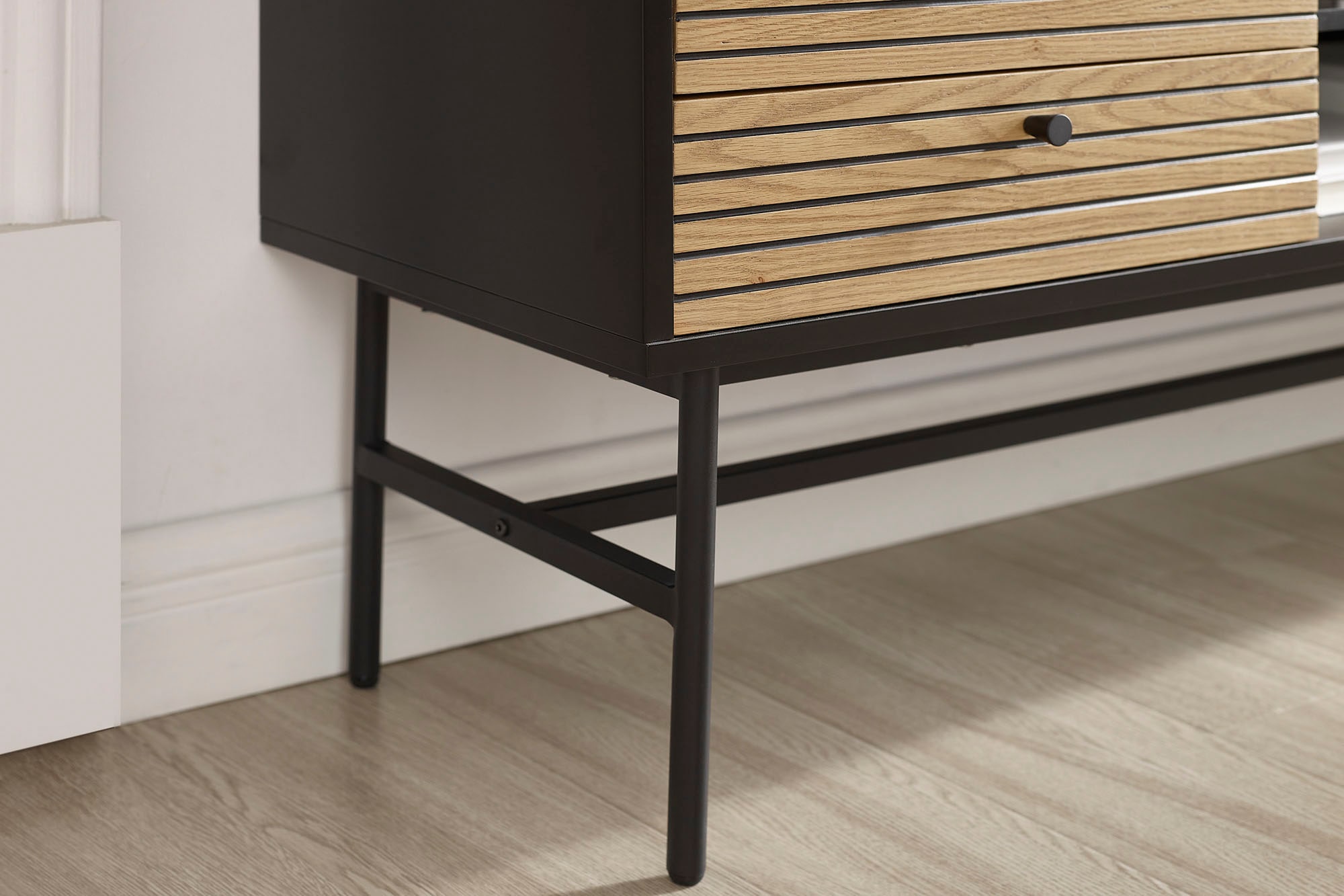 SalesFever Table basse »Torsby Stilvolle TV-Kommode für Ihr Wohnzimmer« Kommode: Stil trifft auf praktische Kabelorganisation