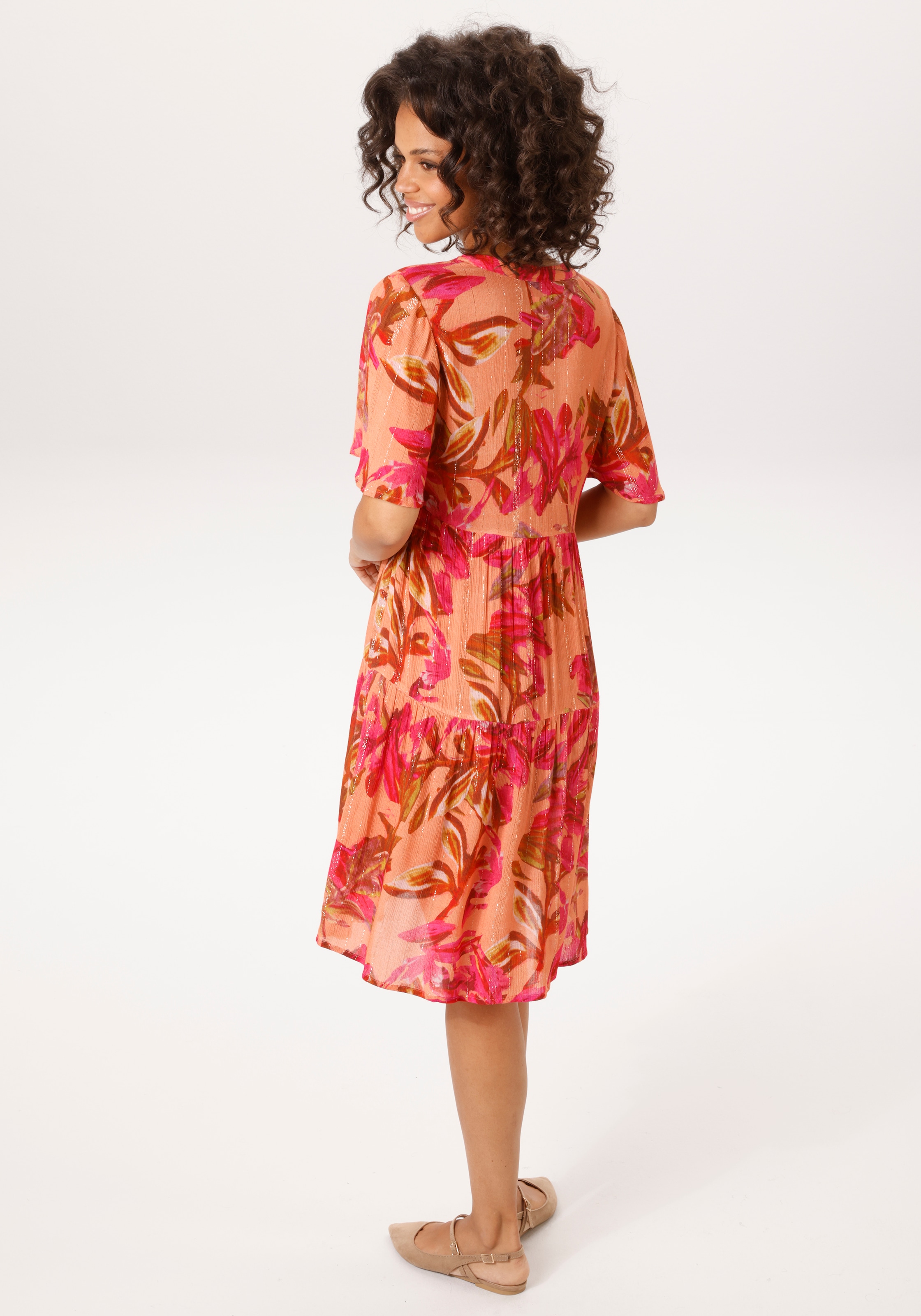 Aniston CASUAL Sommerkleid mit fantasievollen Blumendruck und Glitzerfäden - NEUE KOLLEKTION