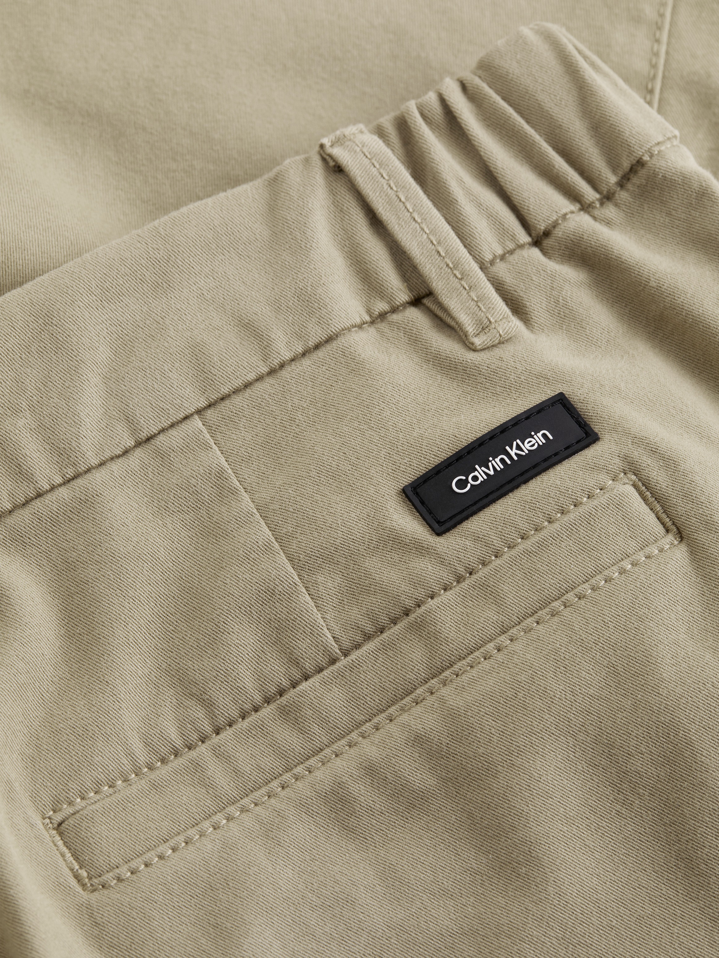 Calvin Klein Short cargo »MODERN TWILL CARGO SHORT«  mit Logo-Patch