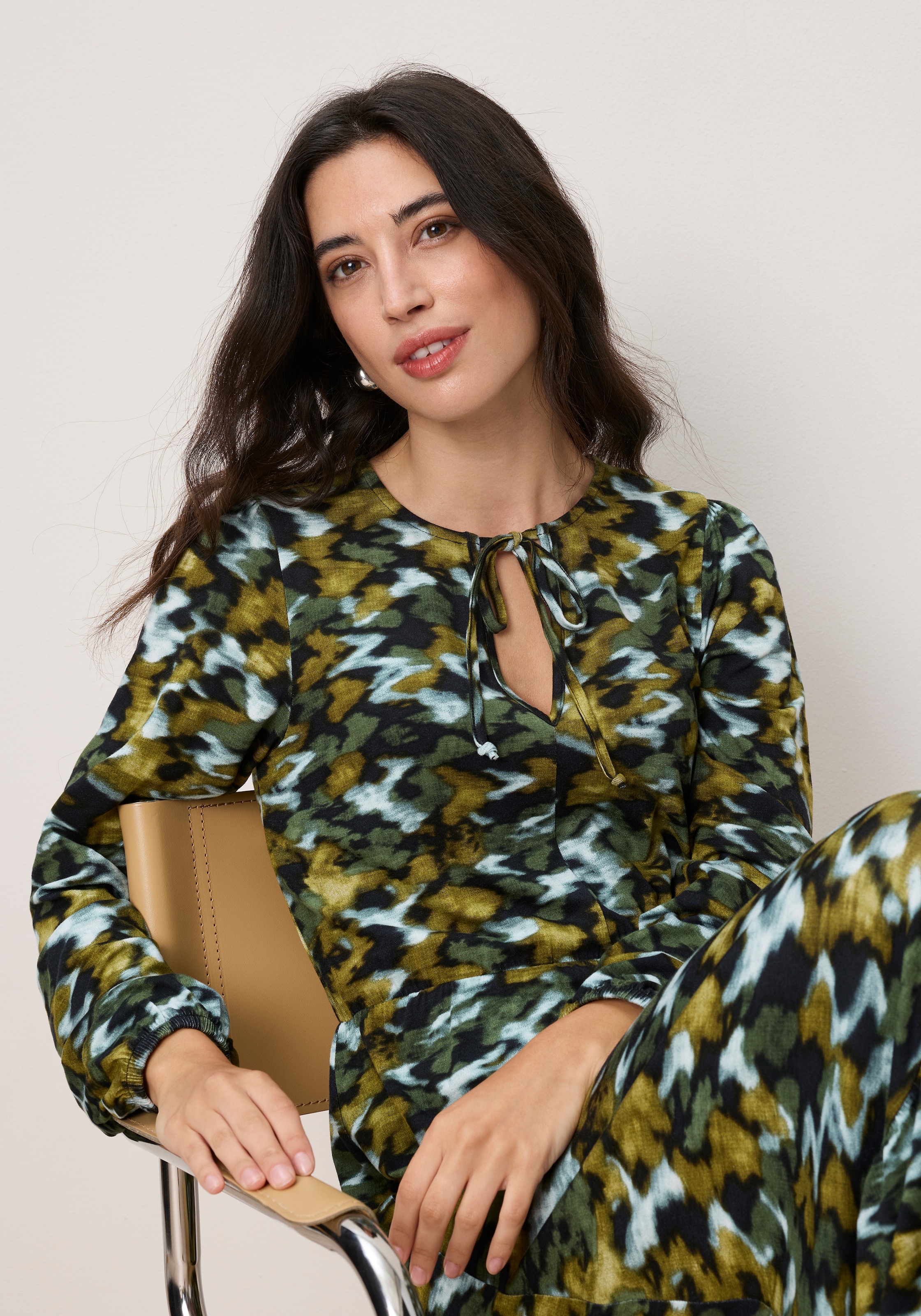 Tamaris Robe midi »aus Jersey, mit figurumspielender Passform, wadenlang« avec ceinture cintrée et motif tendance