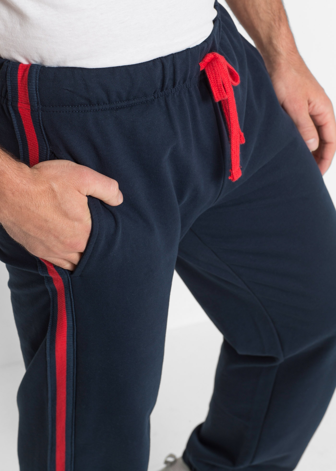 bonprix Pantalon de jogging  aus Baumwolle und Polyester, mit vollelastischem Bund, Regular Fit