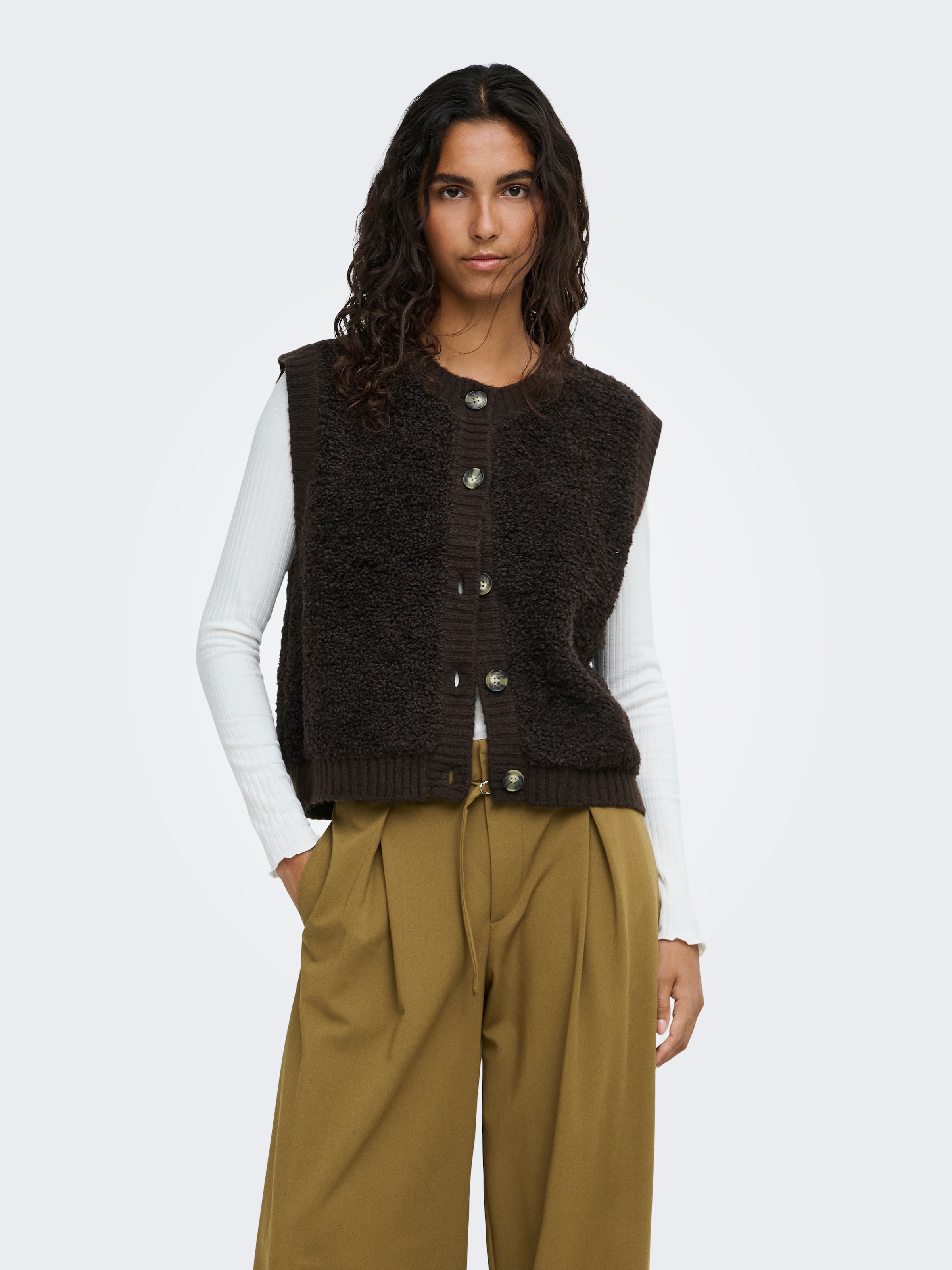 JDY Gilet tricoté »JDYEIRA LIFE S/L O-NECK BUTTON VEST KNT« Mélange de matériaux, avec laine et stretch