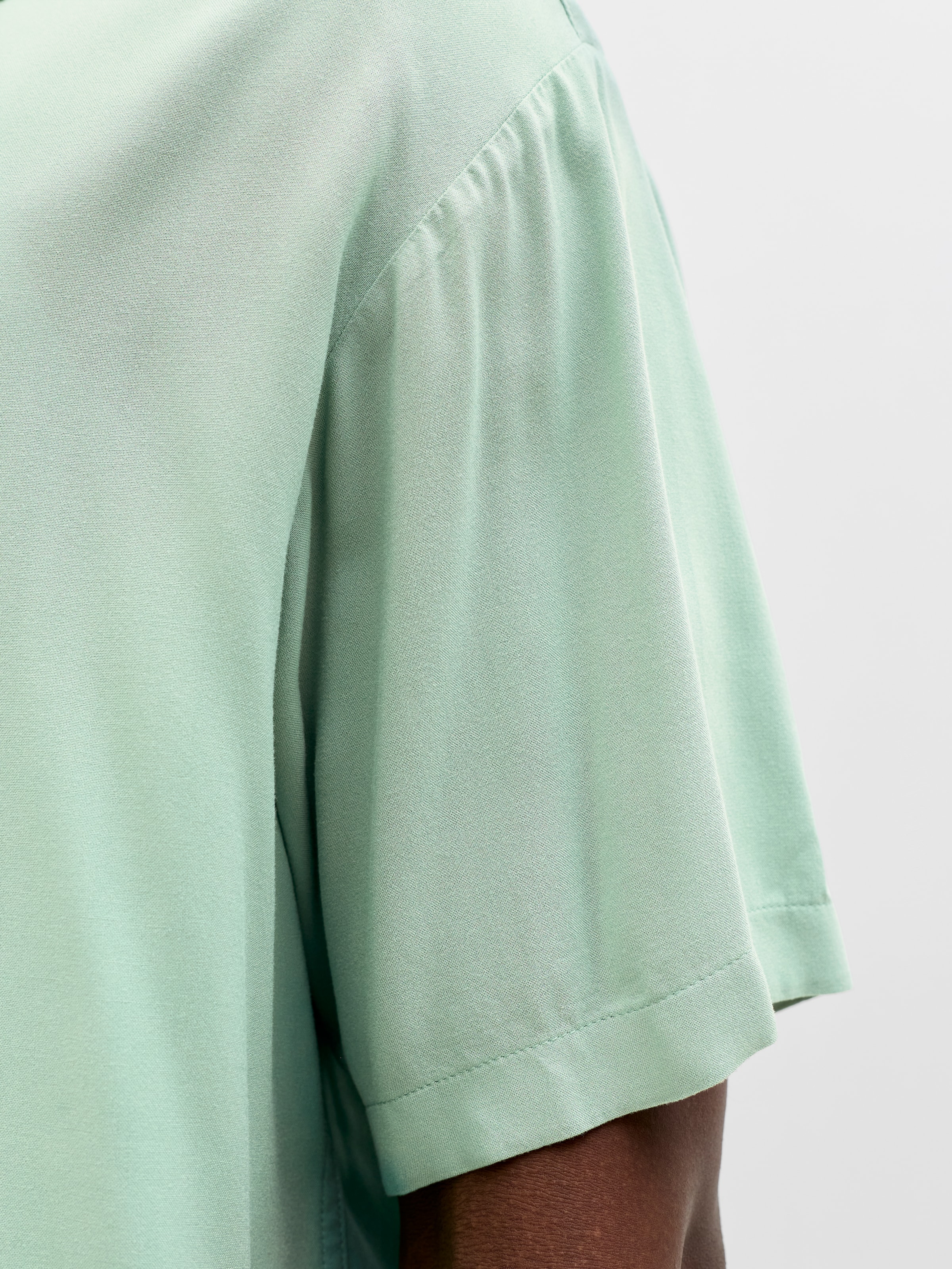 Jack & Jones Kurzarmhemd »JJEJEFF RESORT SOLID SHIRT SS SN« Viskose, loose fit