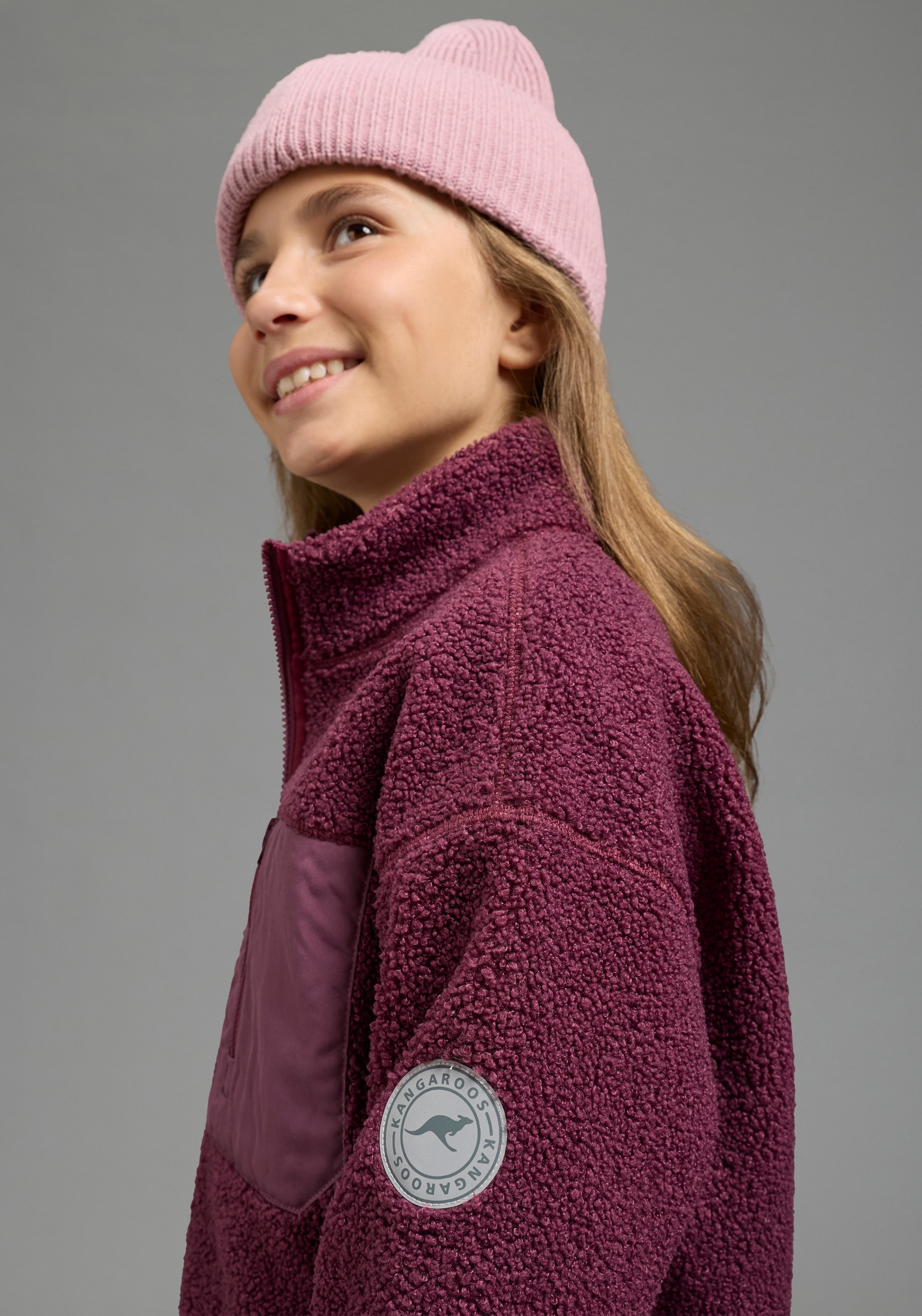 KangaROOS Sweatjacke »Fleecejacke, Kuschel-Jacke mit reflektierendem KangaROOS Badge« Weiche Teddyplüsch-Jacke, perfekt zum Überziehen
