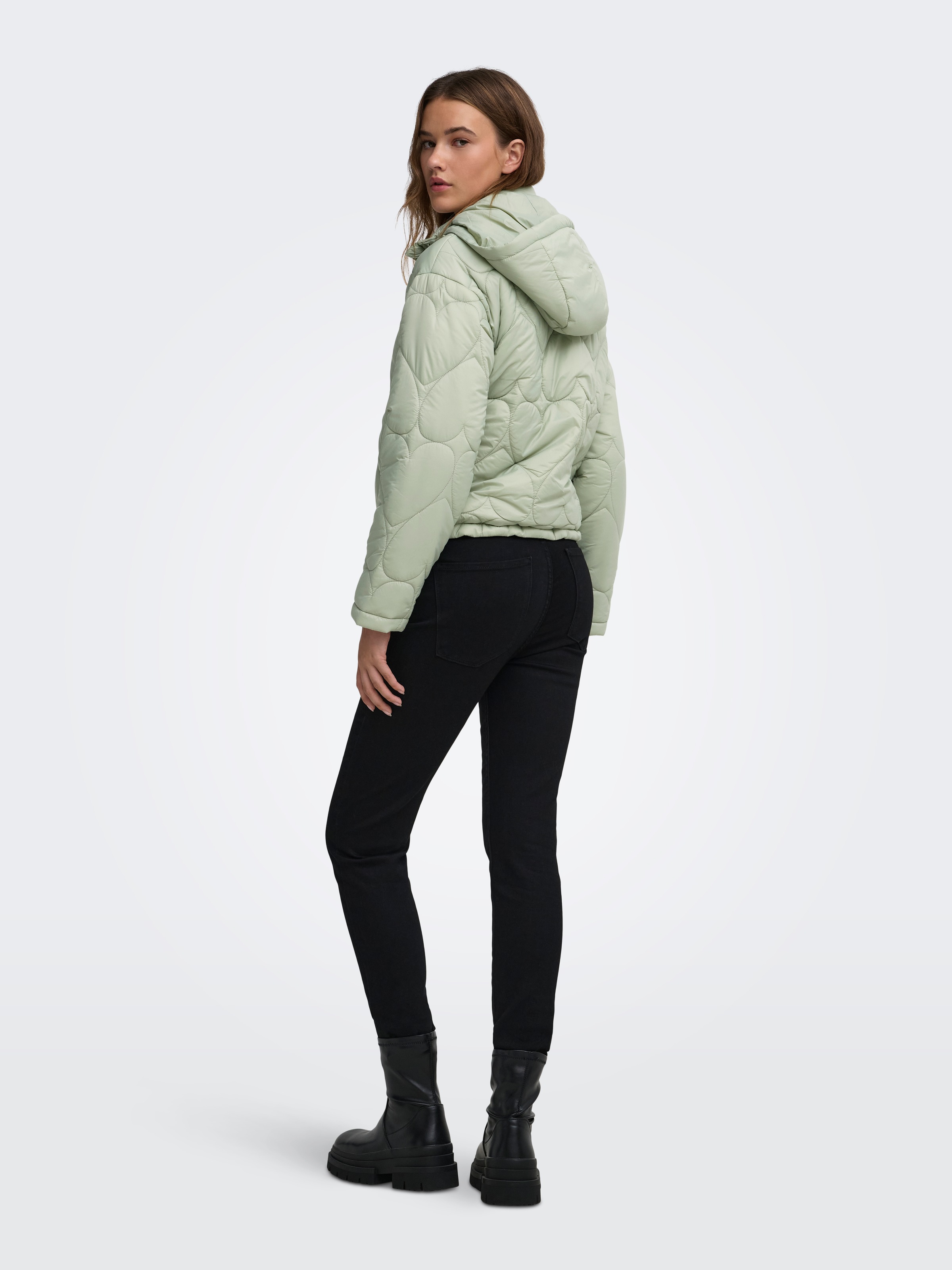 ONLY Veste matelassée »ONLTAHIA LW HEART HOOD JACKET CC OTW« avec capuche fibre synthétique