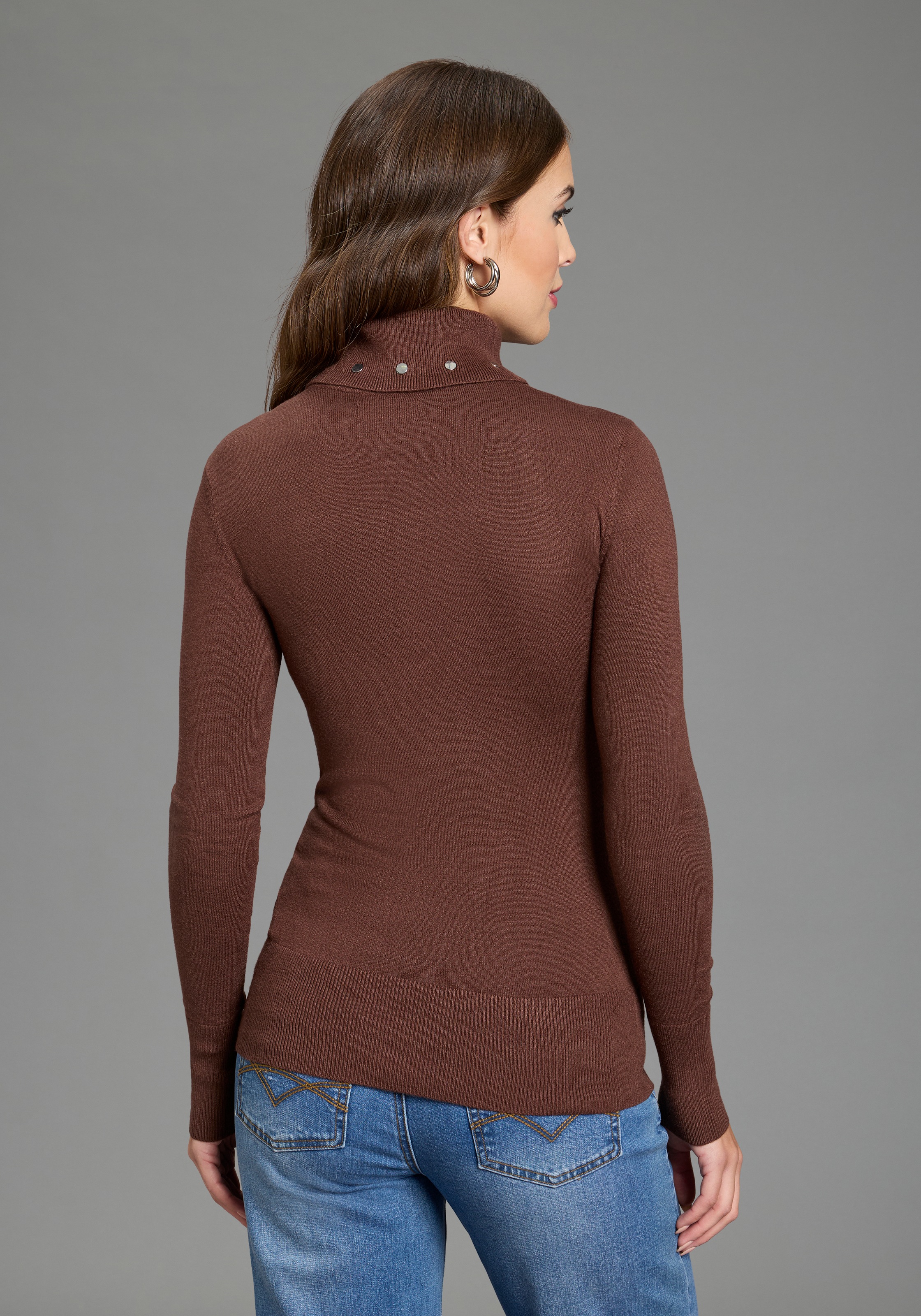 Melrose Rollkragenpullover mit Ziernieten in enger Passform