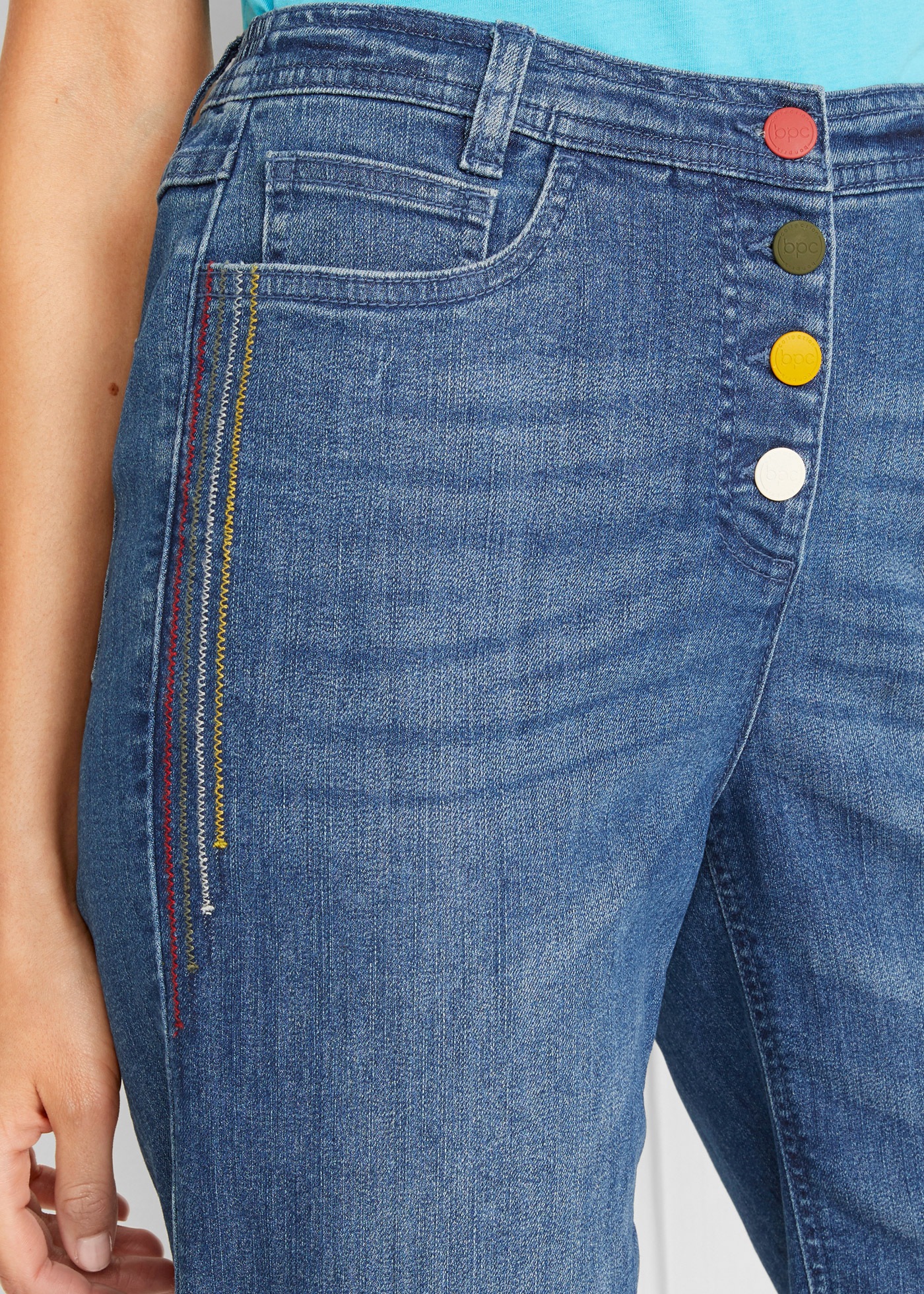 bonprix Bermuda  aus Baumwolle, Polyester und Elasthan, regular fit, mit Stickerei