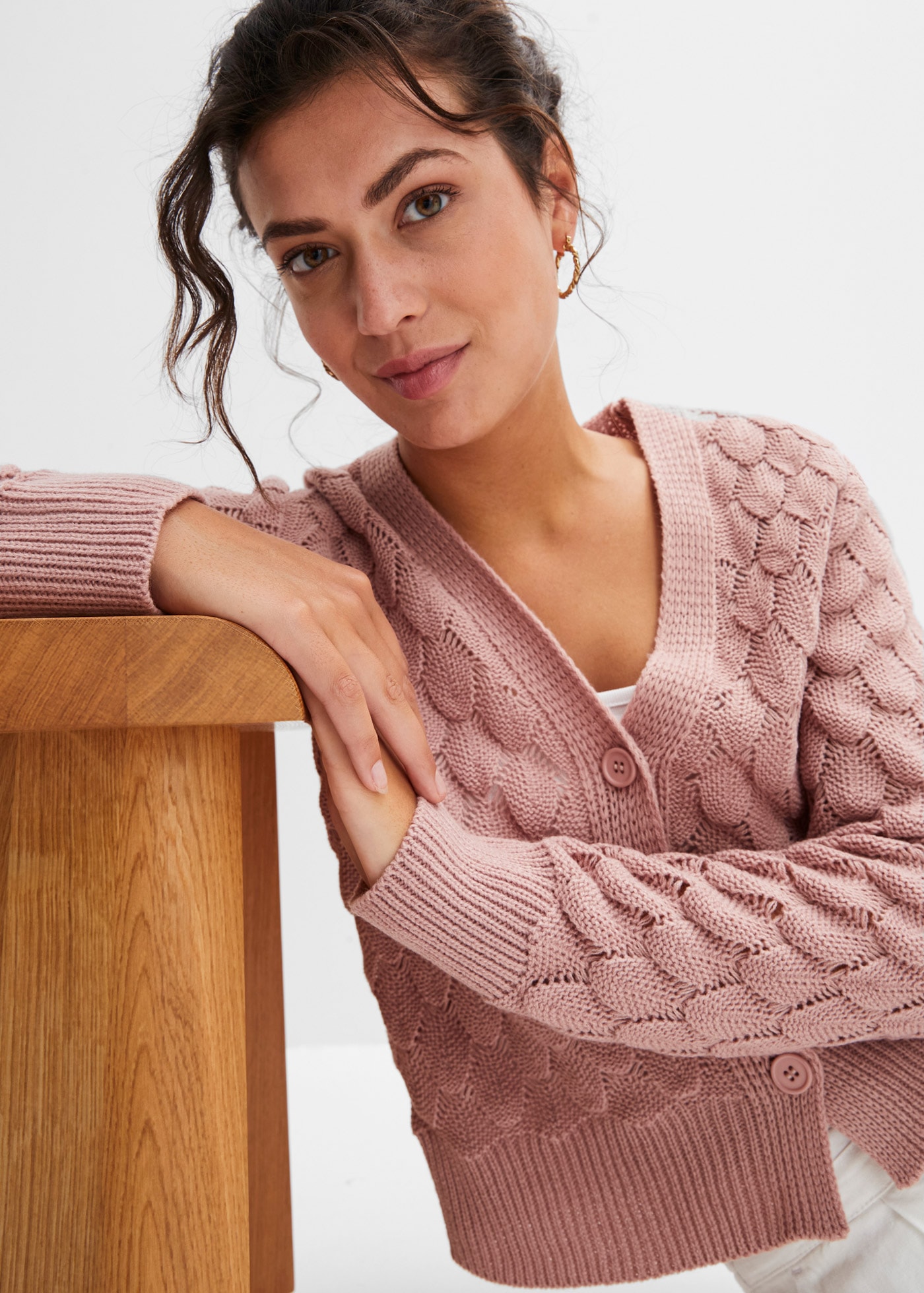 bonprix Veste en tricot ajouré »Ajour-Strickjacke« lockere Passform, luftiges Strickmuster, unifarben, mit Knopfleiste