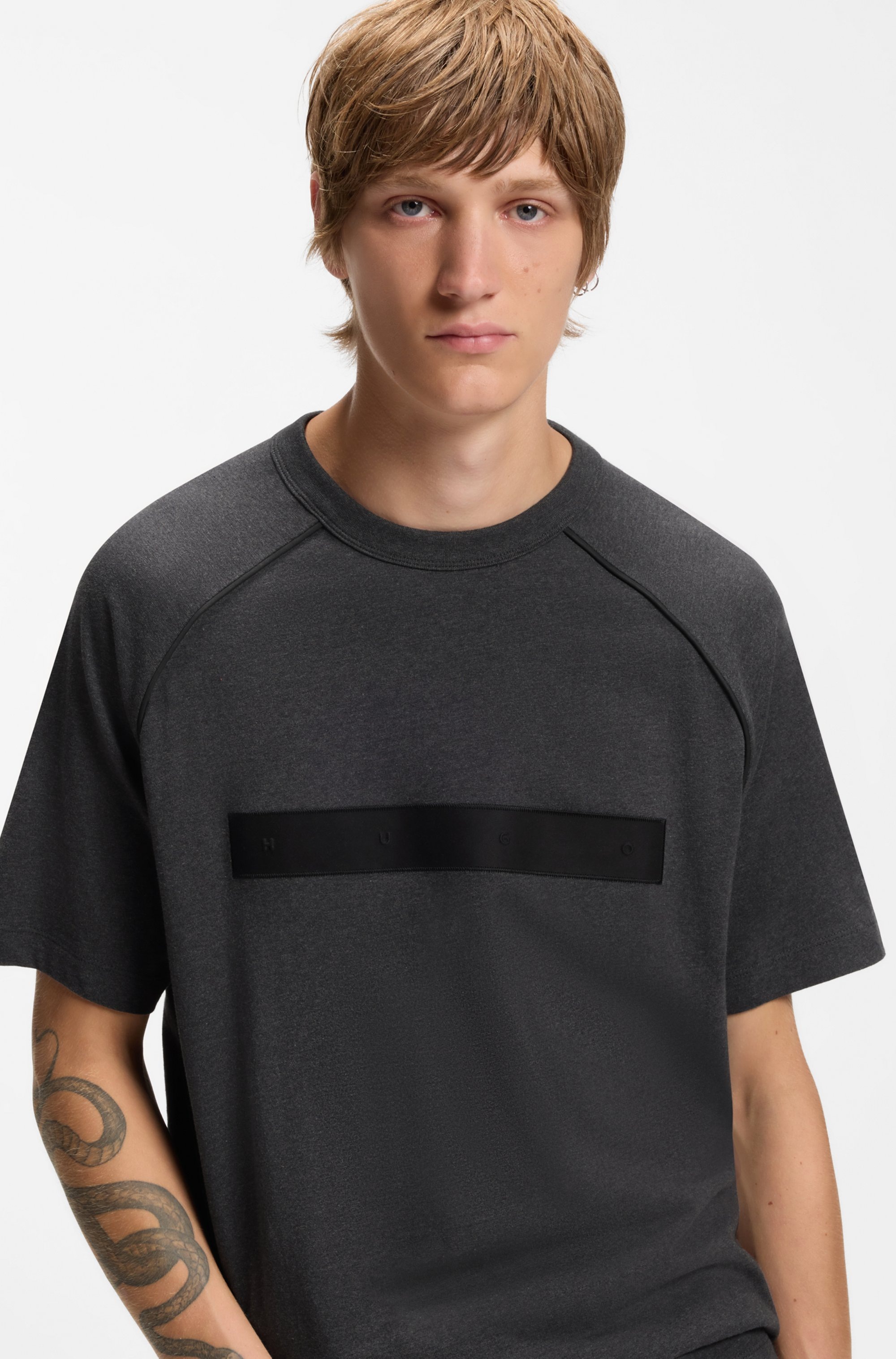 HUGO T-shirt »Dalik« Col rond, coupe décontractée, grand badge