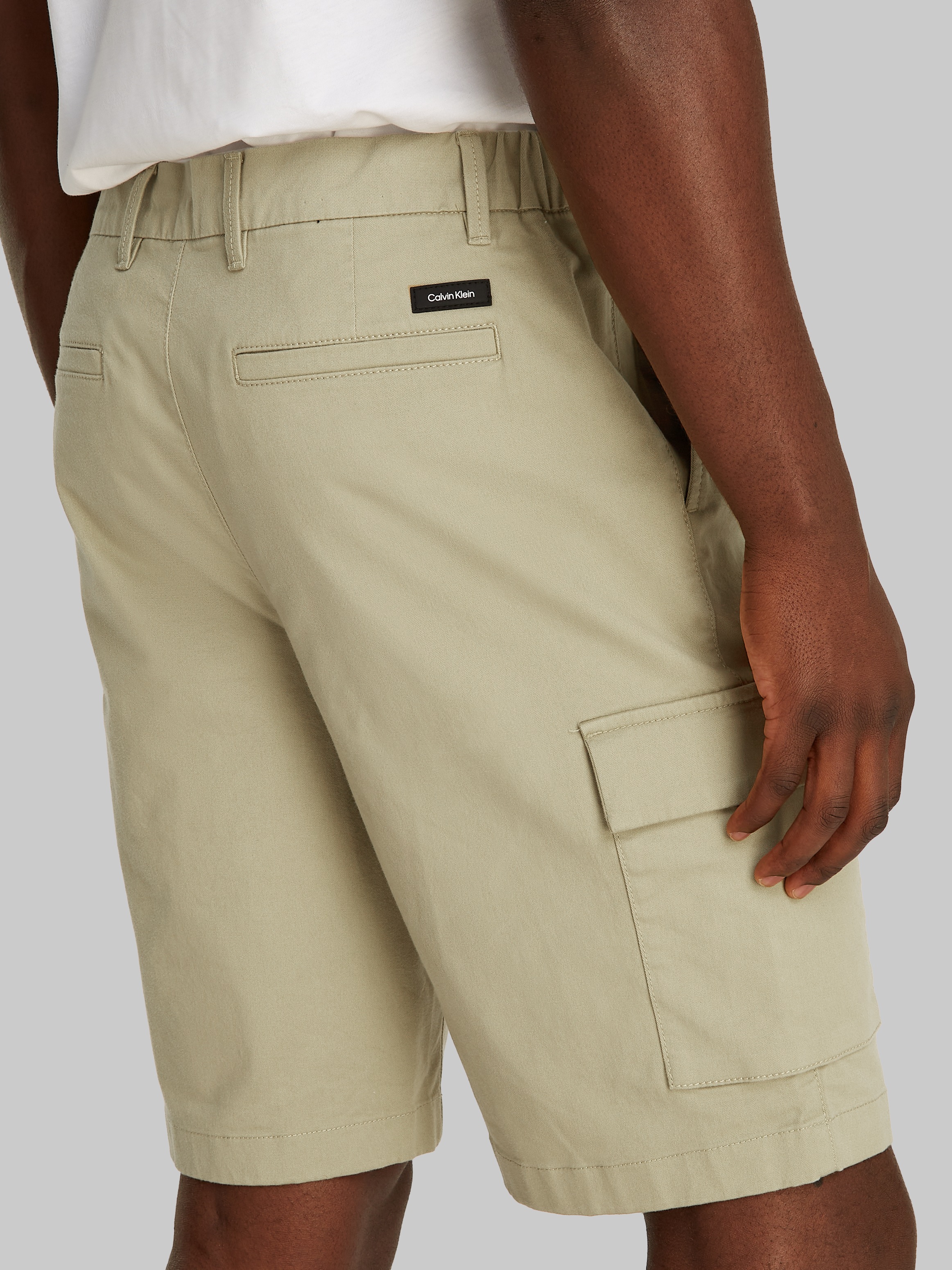 Calvin Klein Short cargo »MODERN TWILL CARGO SHORT«  mit Logo-Patch