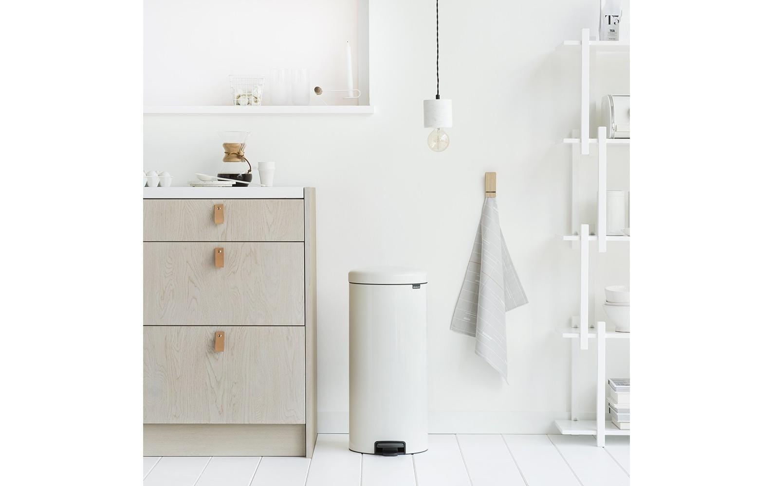Brabantia Poubelle »NewIcon Treteimer, 30L« 1 Behälter couvercle à fermeture douce, avec commande pédale légère