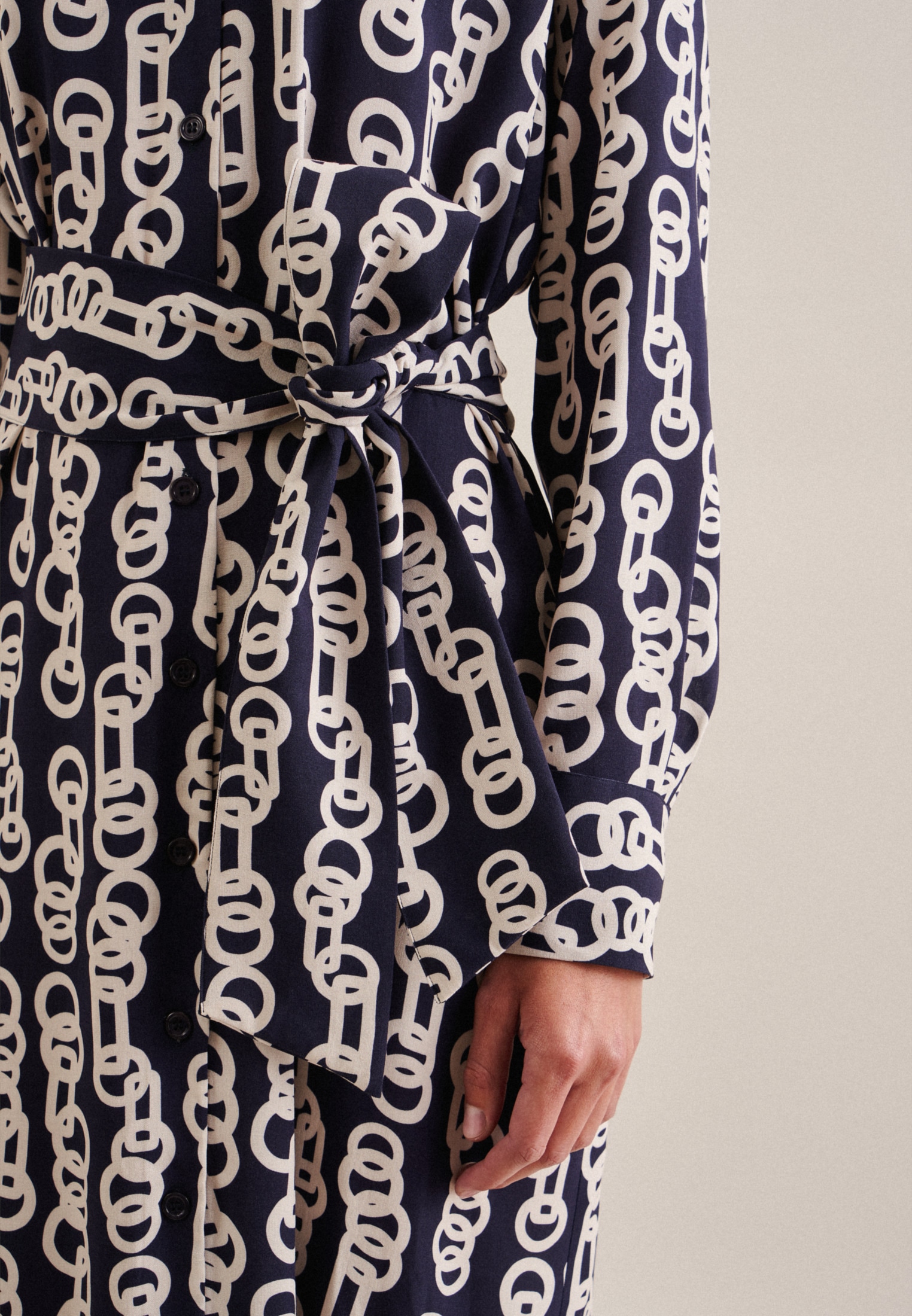 seidensticker Sommerkleid »Schwarze Rose« Langarm Kragen Kettenprint