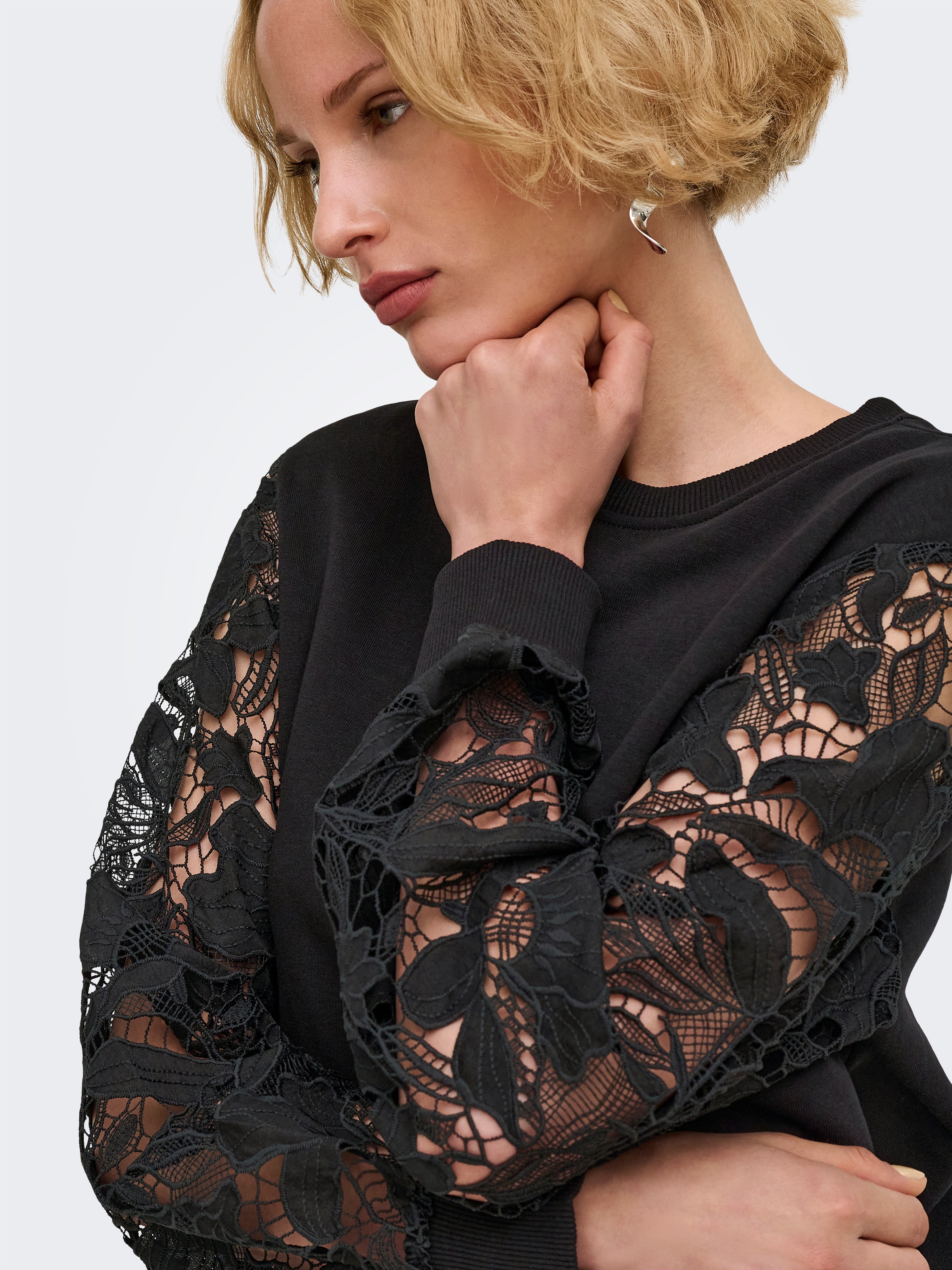 ONLY Sweat-shirt »ONLSTILLA L/S LACE SLEEVES CS SWT«, mélange coton, coupe régulière
