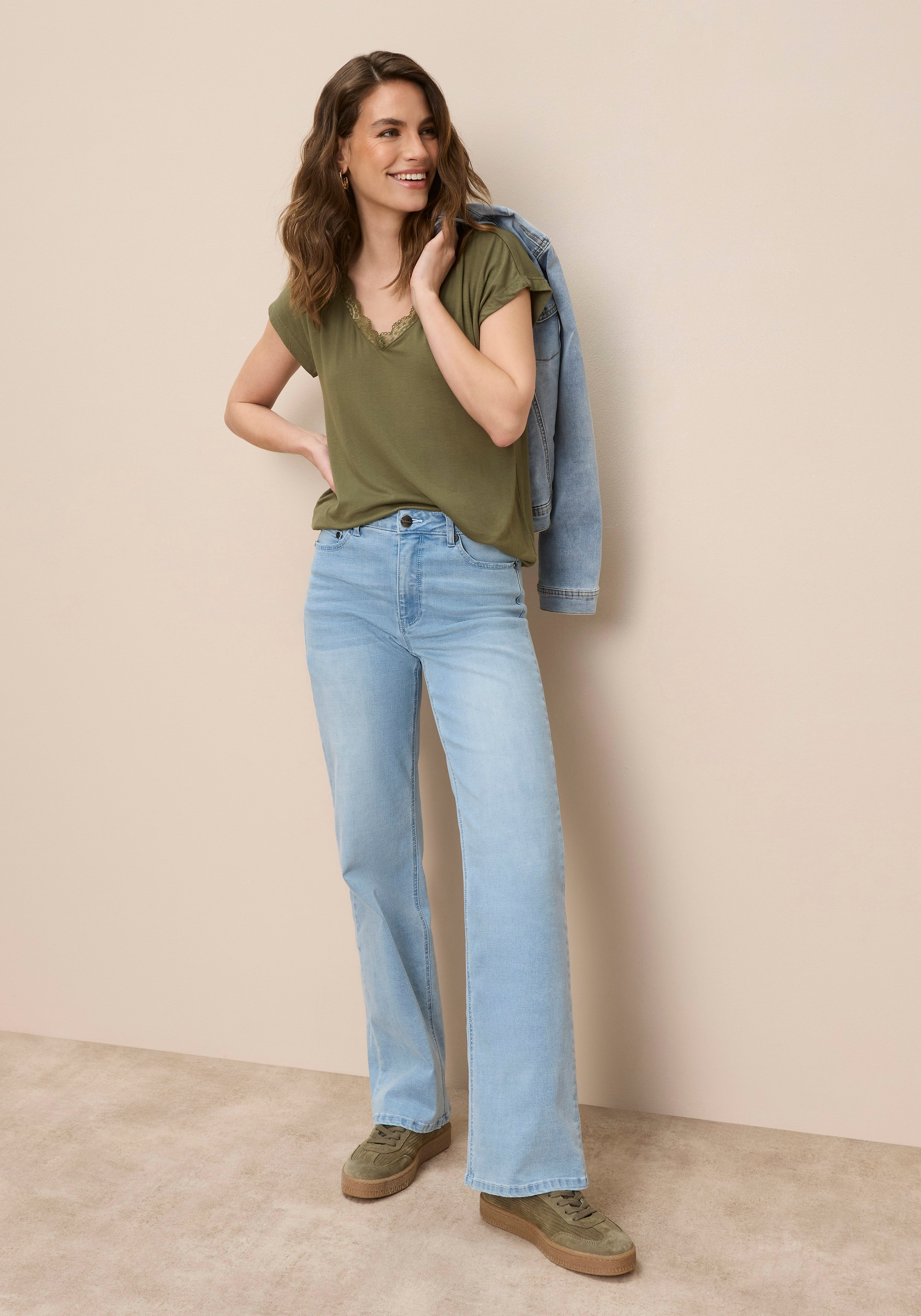 Tamaris Spitzenshirt mit femininen V-Ausschnitt, lässig geschnitten