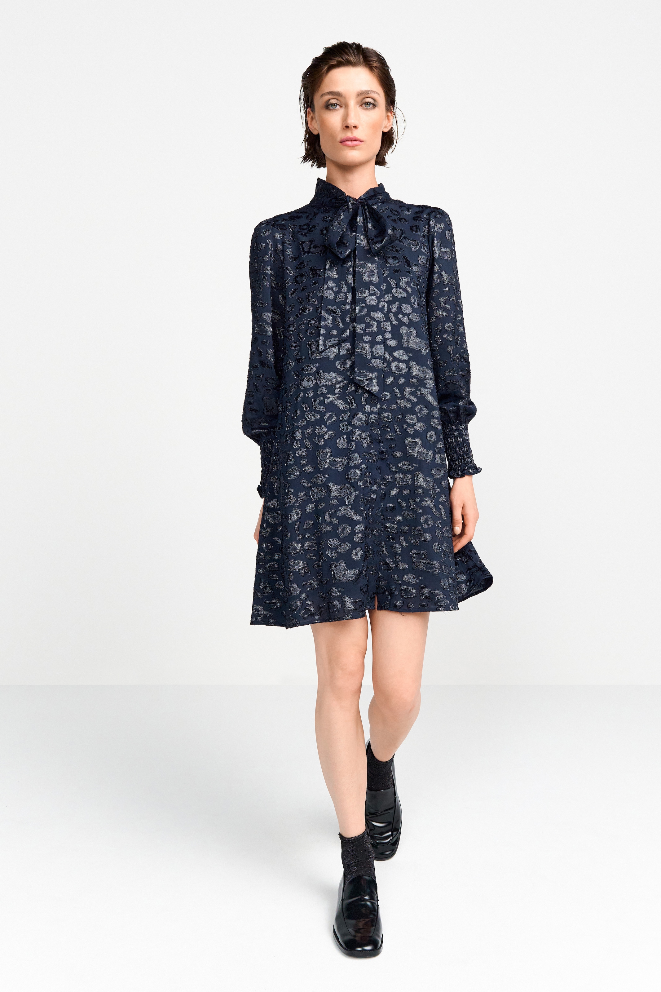 RICHROYAL Mini-robe in schimmerndem Jacquard-Look mit Leo-Ausbrenner