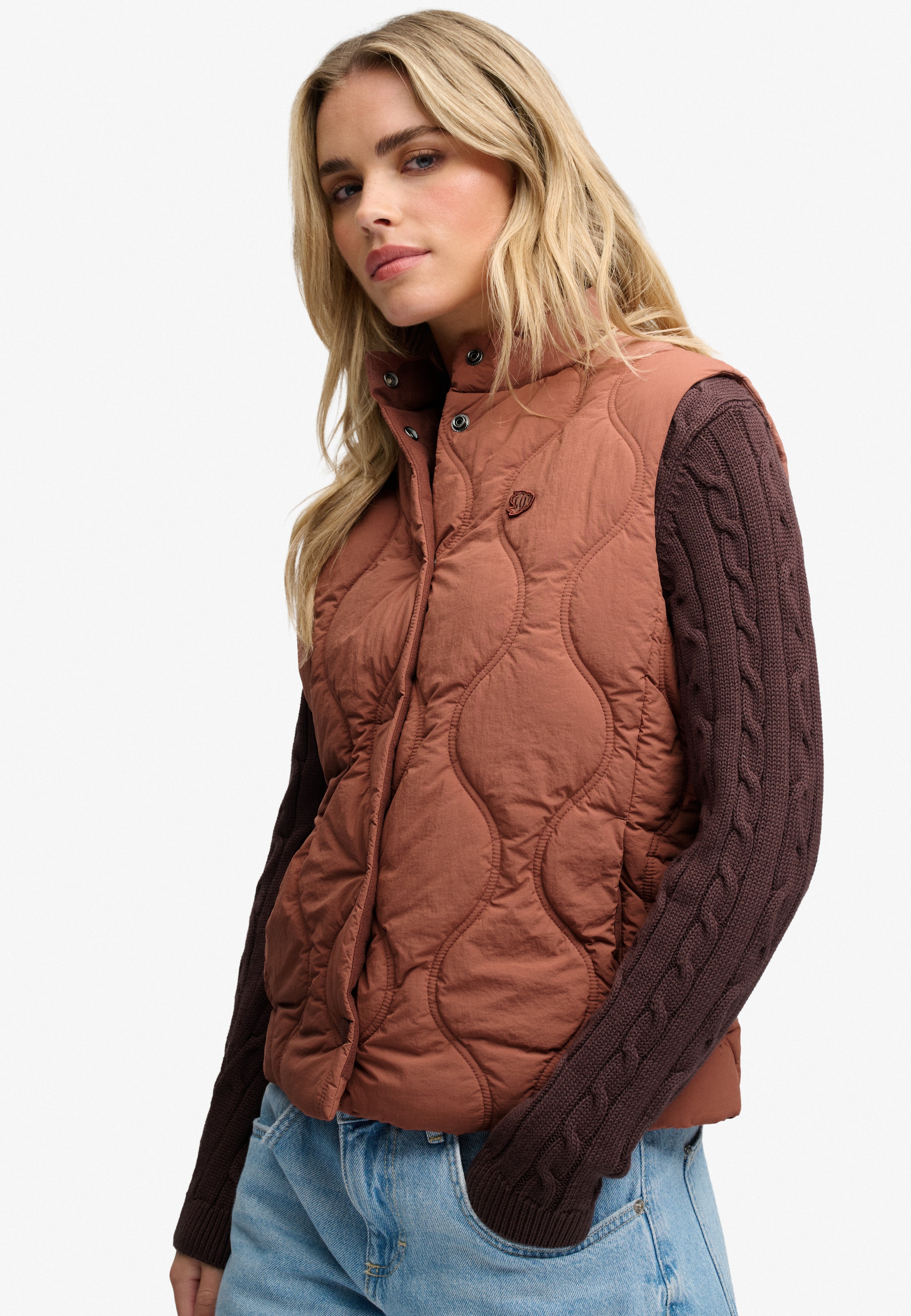 Superdry Gilet matelassé »ONION QUILT CRINKLE SNAP GILET« en nylon, coupe slim, avec fermeture éclair, longueur normale