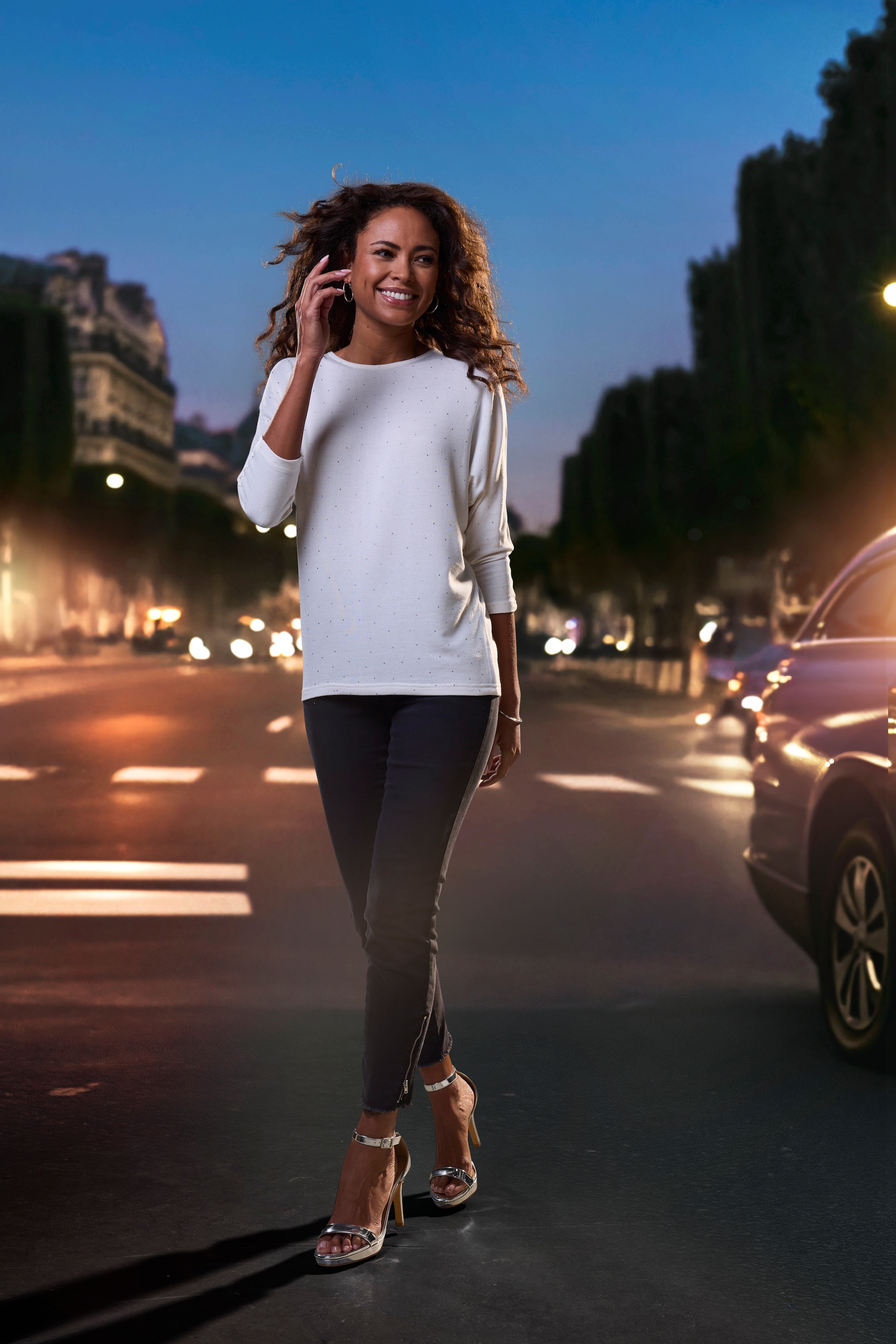 LASCANA Shirt à col rond »mit funkelnden Strass-Steinen« aus weichem Viskose-Strick