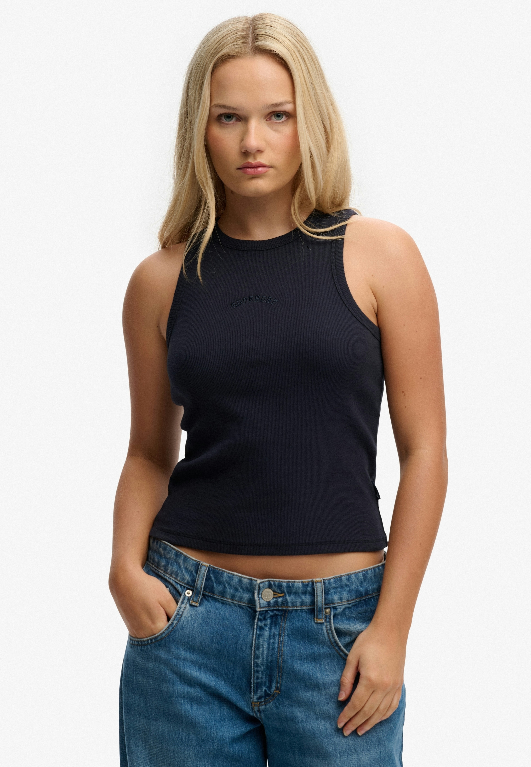 Superdry Tanktop »ESSENTIAL LOGO RACER VEST« aus Baumwolle, Regular Fit, mit Rundhalsausschnitt, ärmelloses Design