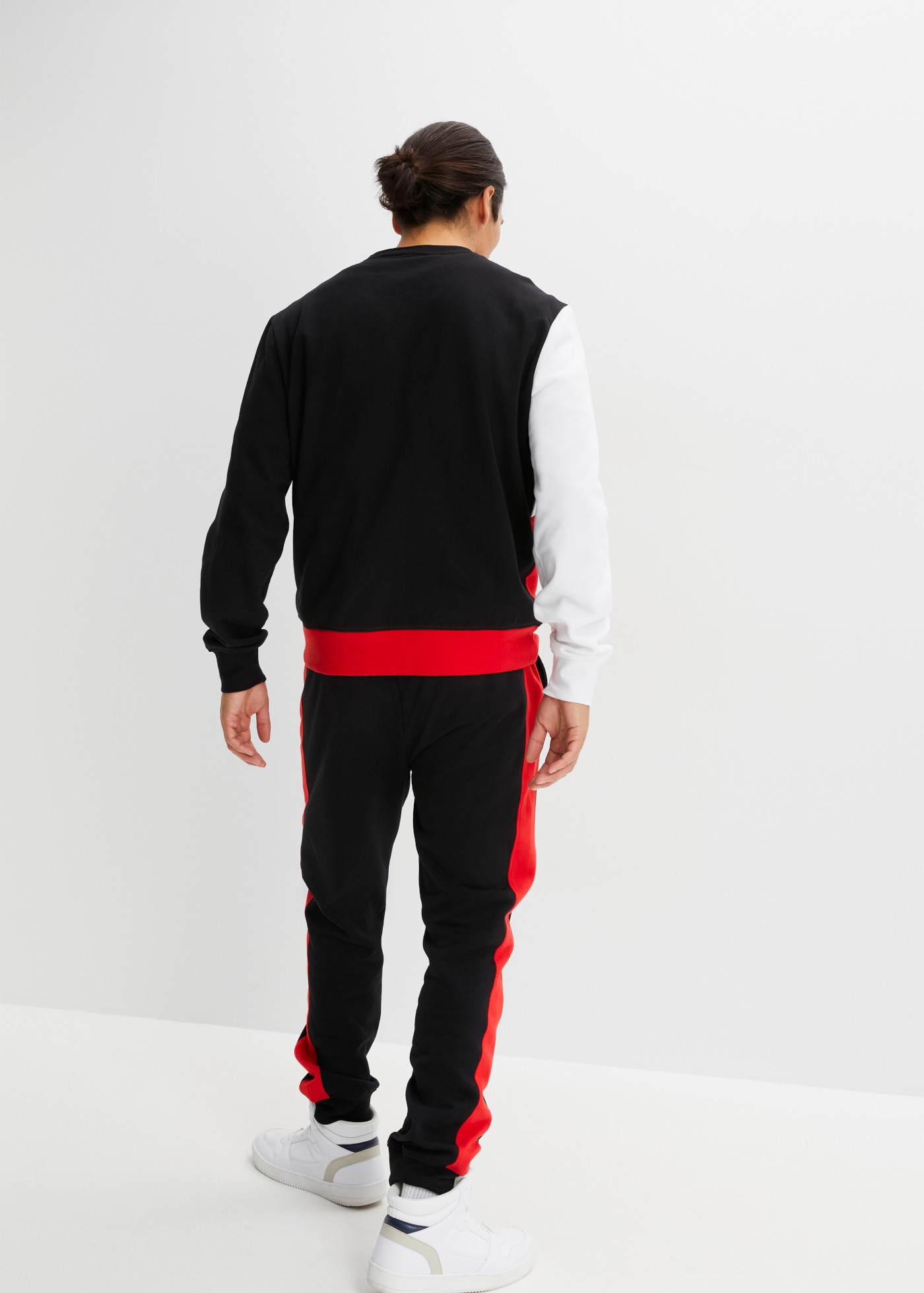 bonprix Jogging de bonprix, composé d'un sweat-shirt col rond et d'un jogging
