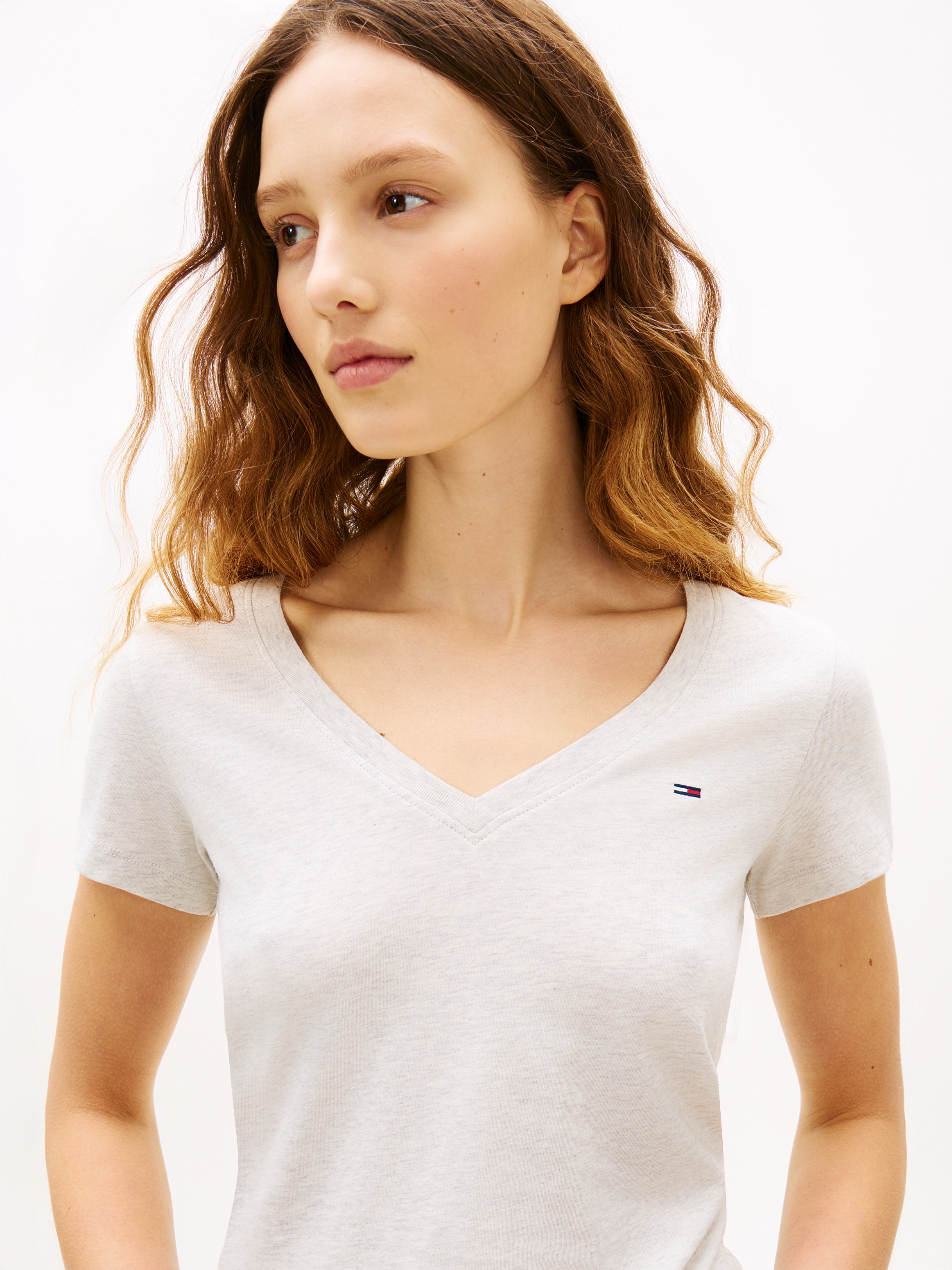 Tommy Jeans T-shirt à manches courtes »TJW SLIM V-NECK TEE« mit Logo-Stickerei