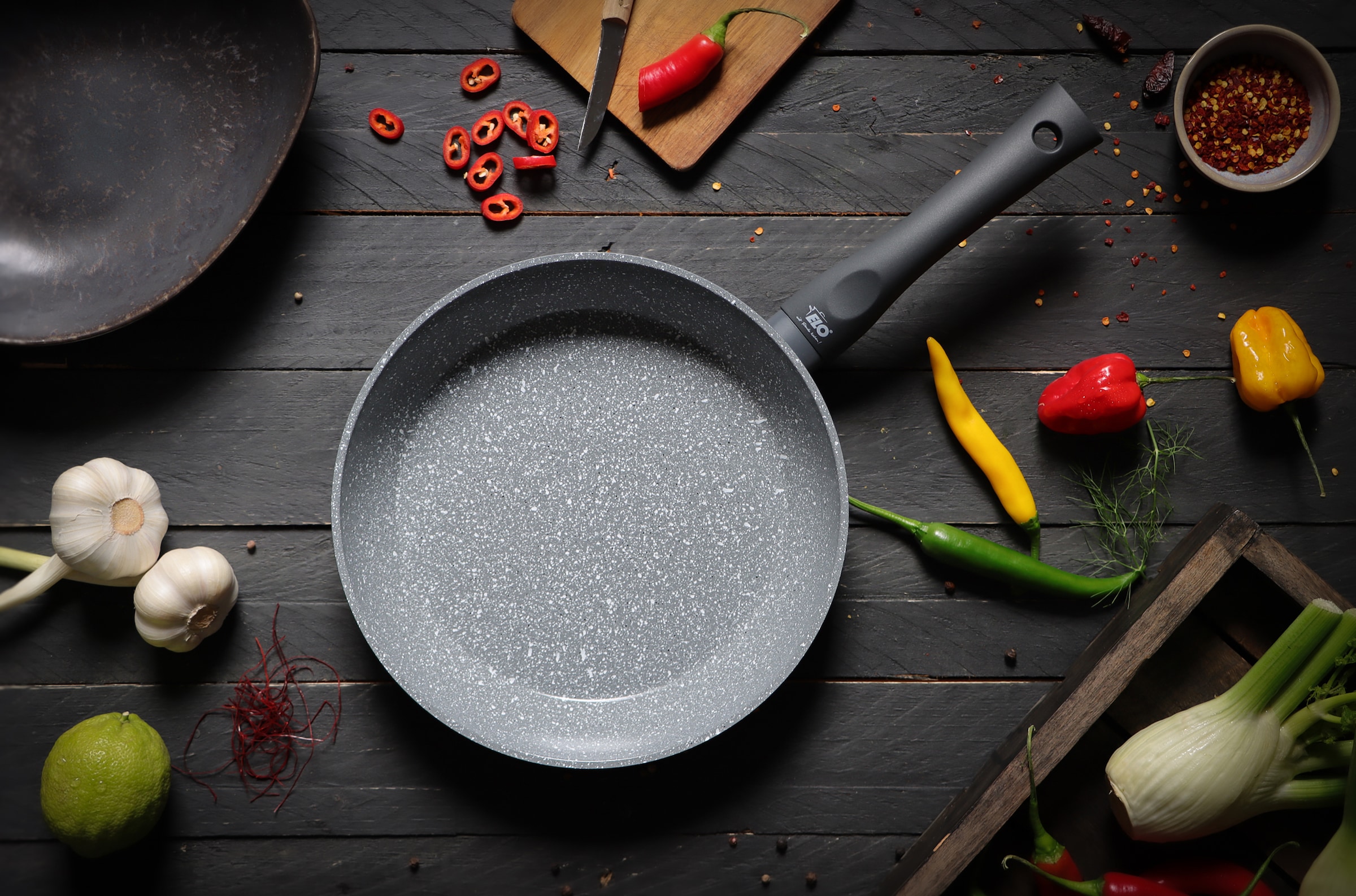 Elo Basic Poêle à frire »Colorio mit farbigem Protektor« Aluminium 1 tlg. hellgrau mit passendem Pfannenschoner