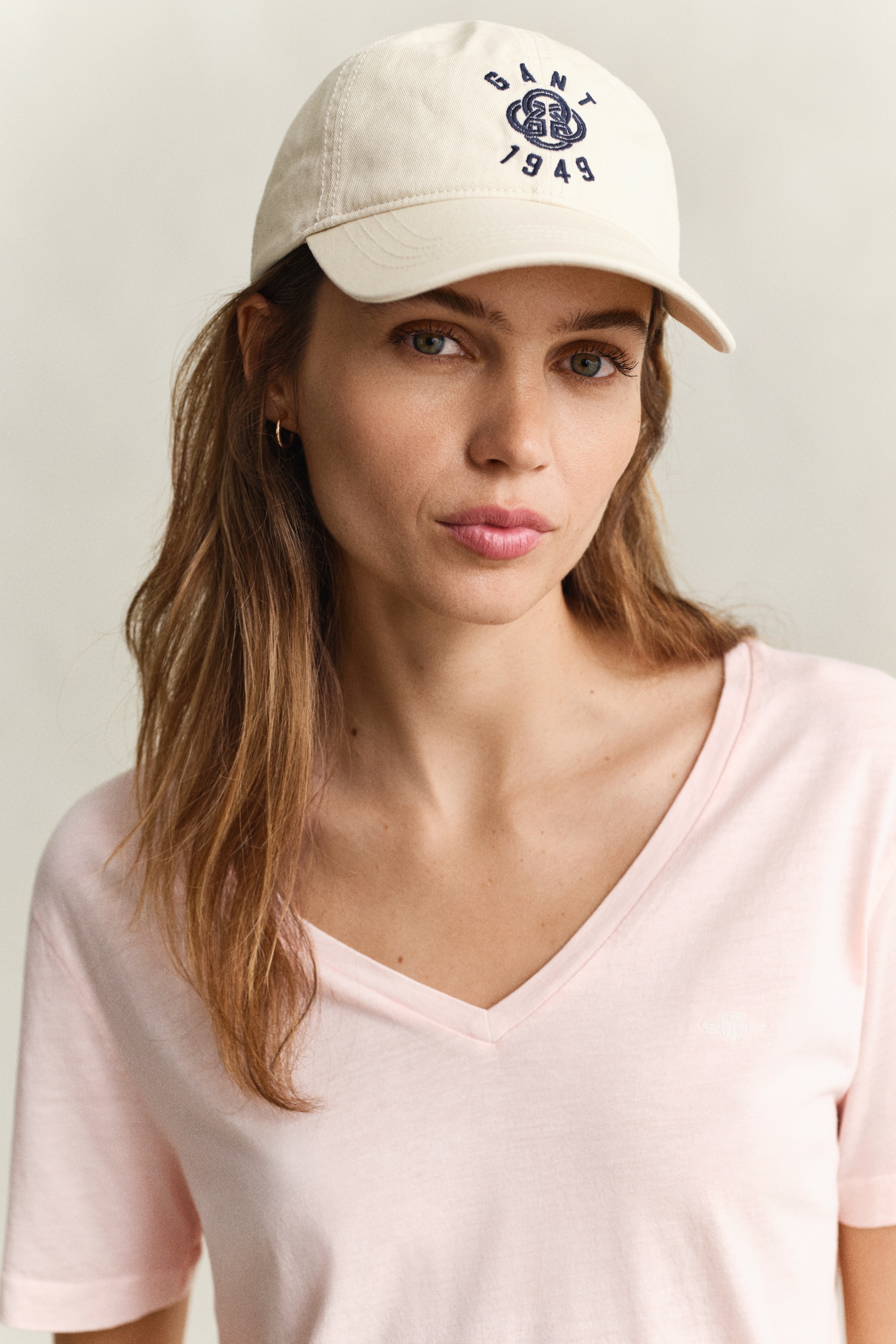 Gant T-shirt »REGULAR WASHED SHIELD V-NECK« coupe régulière avec col en V