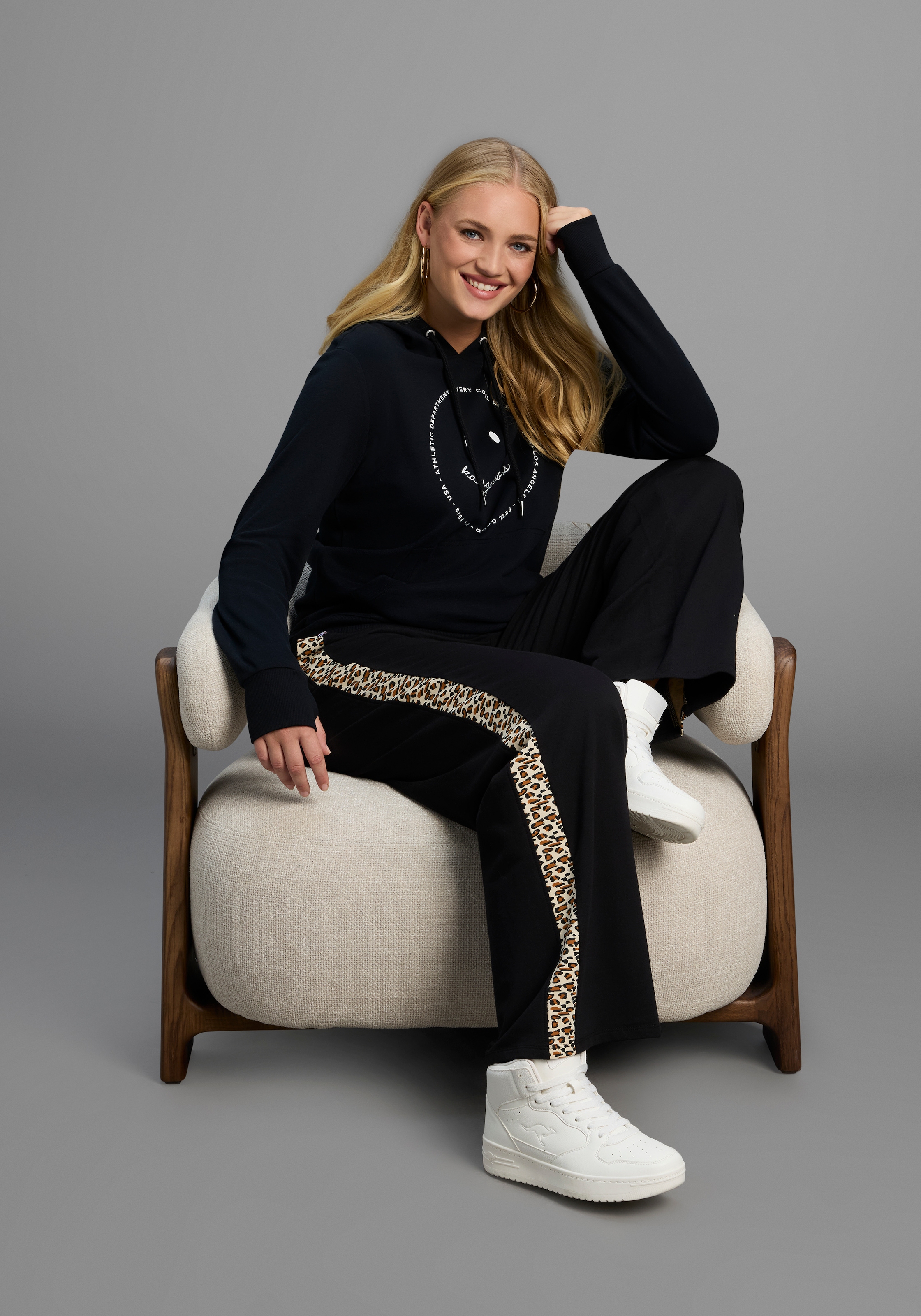 KangaROOS Pantalon de jogging  mit weitem Bein und Streifen im Leo-Print, grosse Grössen