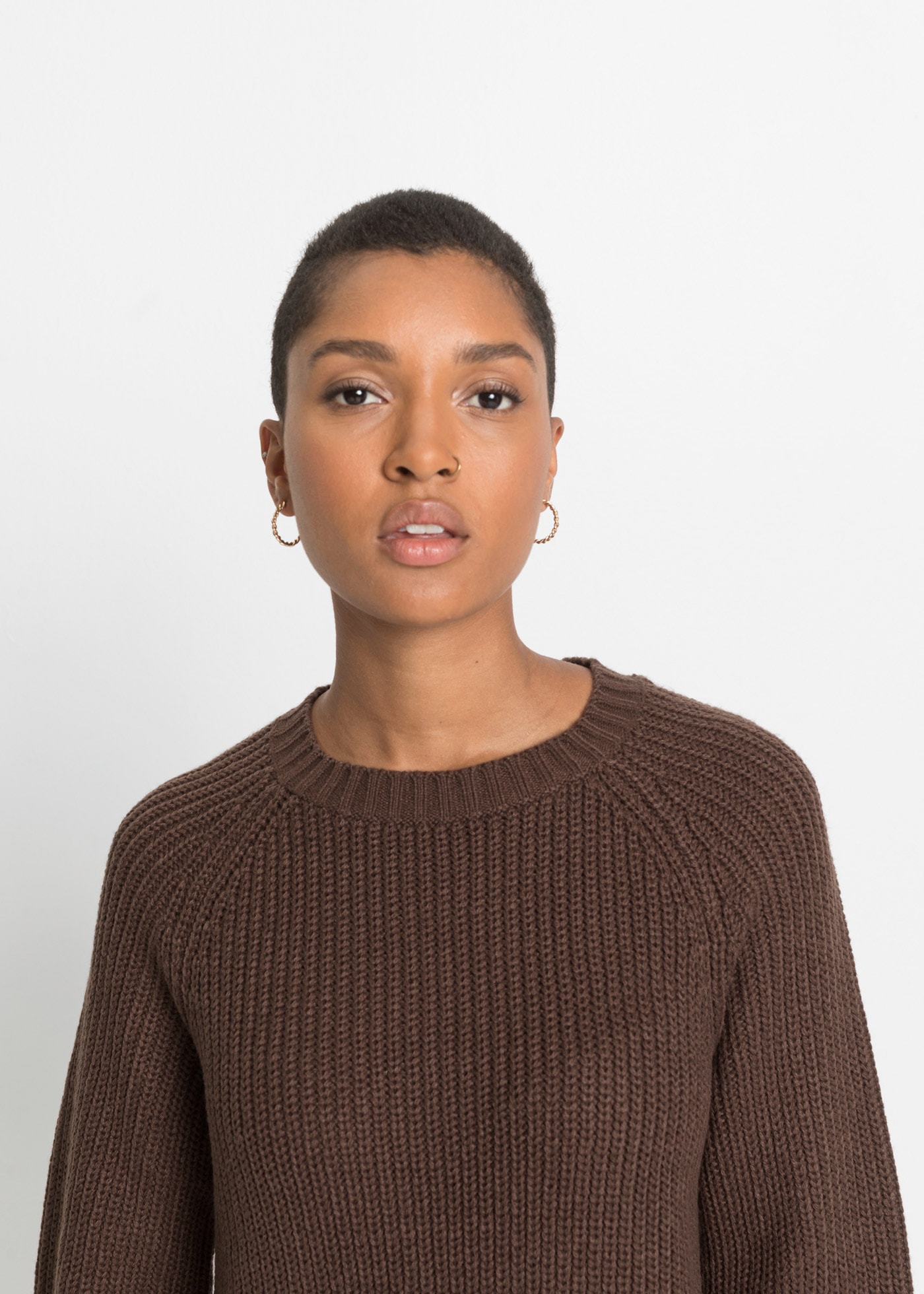 bonprix Robe en tricot aus Polyacryl, lockere Passform, knielang, mit Rundhalsausschnitt